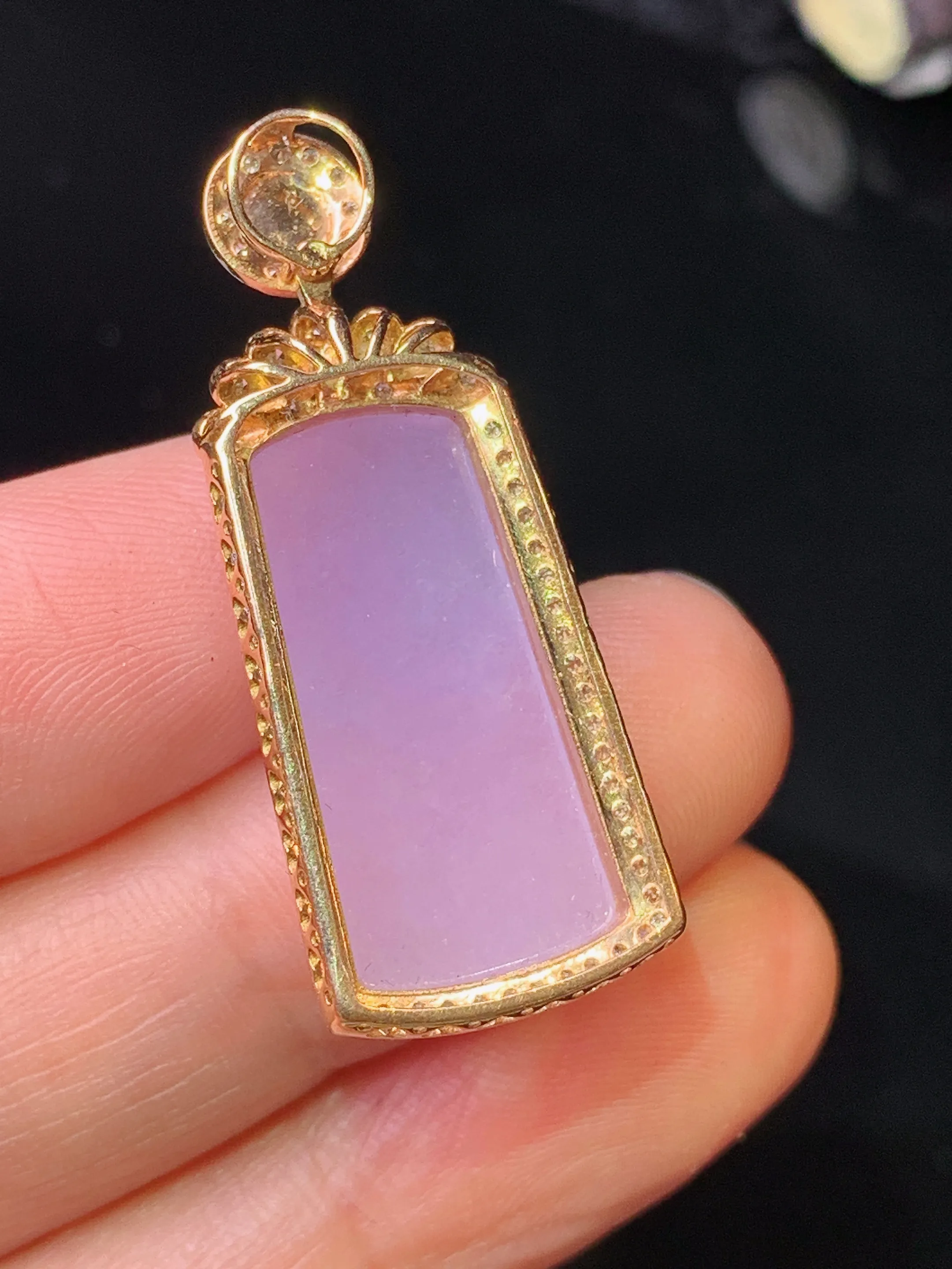 18k金钻镶嵌紫罗兰玉柱吊坠 玉质细腻 色泽清新艳丽 整体尺寸35.5*14.2*7