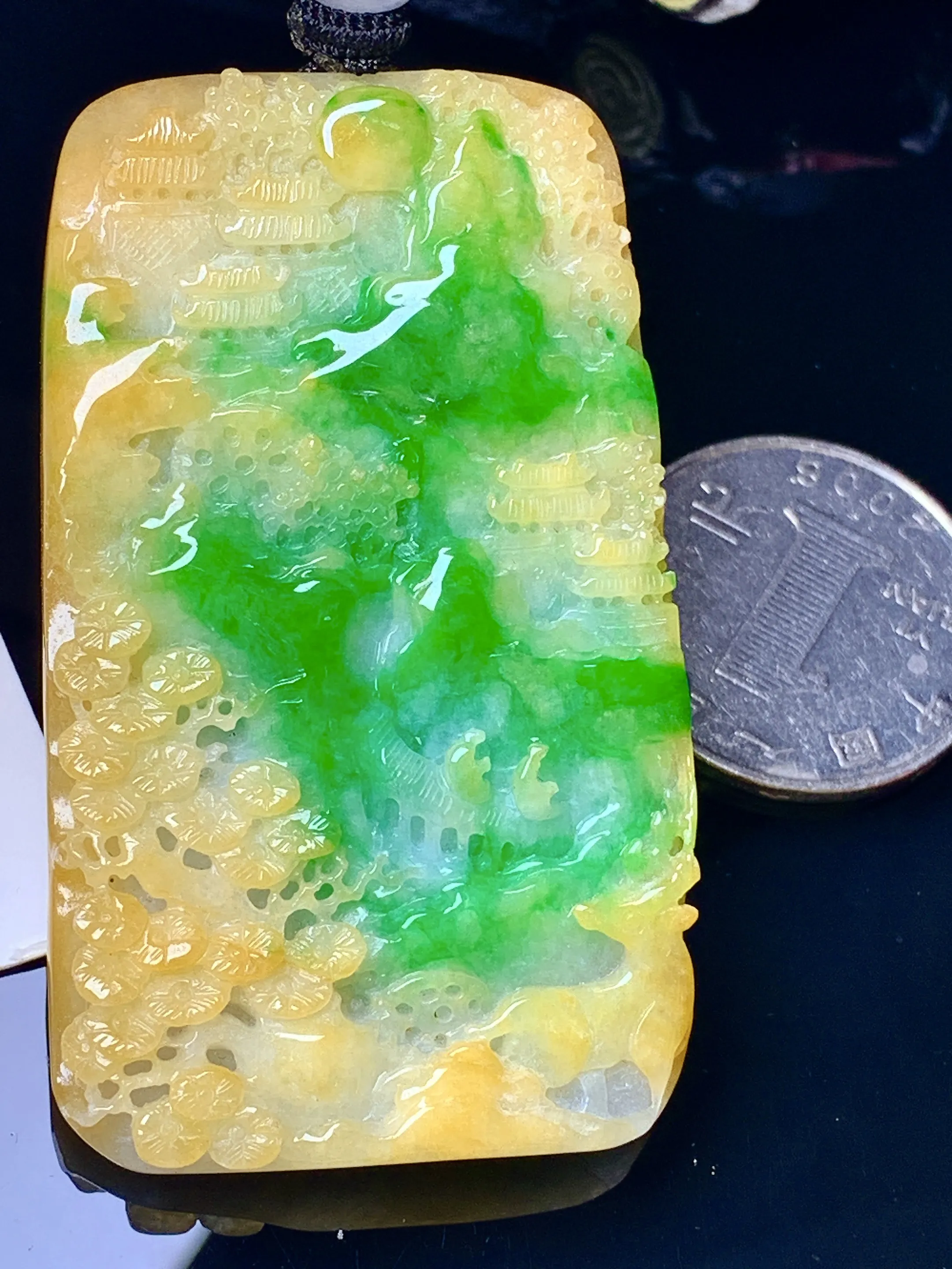 黄绿山水牌吊坠 玉质细腻 色泽清新艳丽 整体尺寸60.2*35*7.5