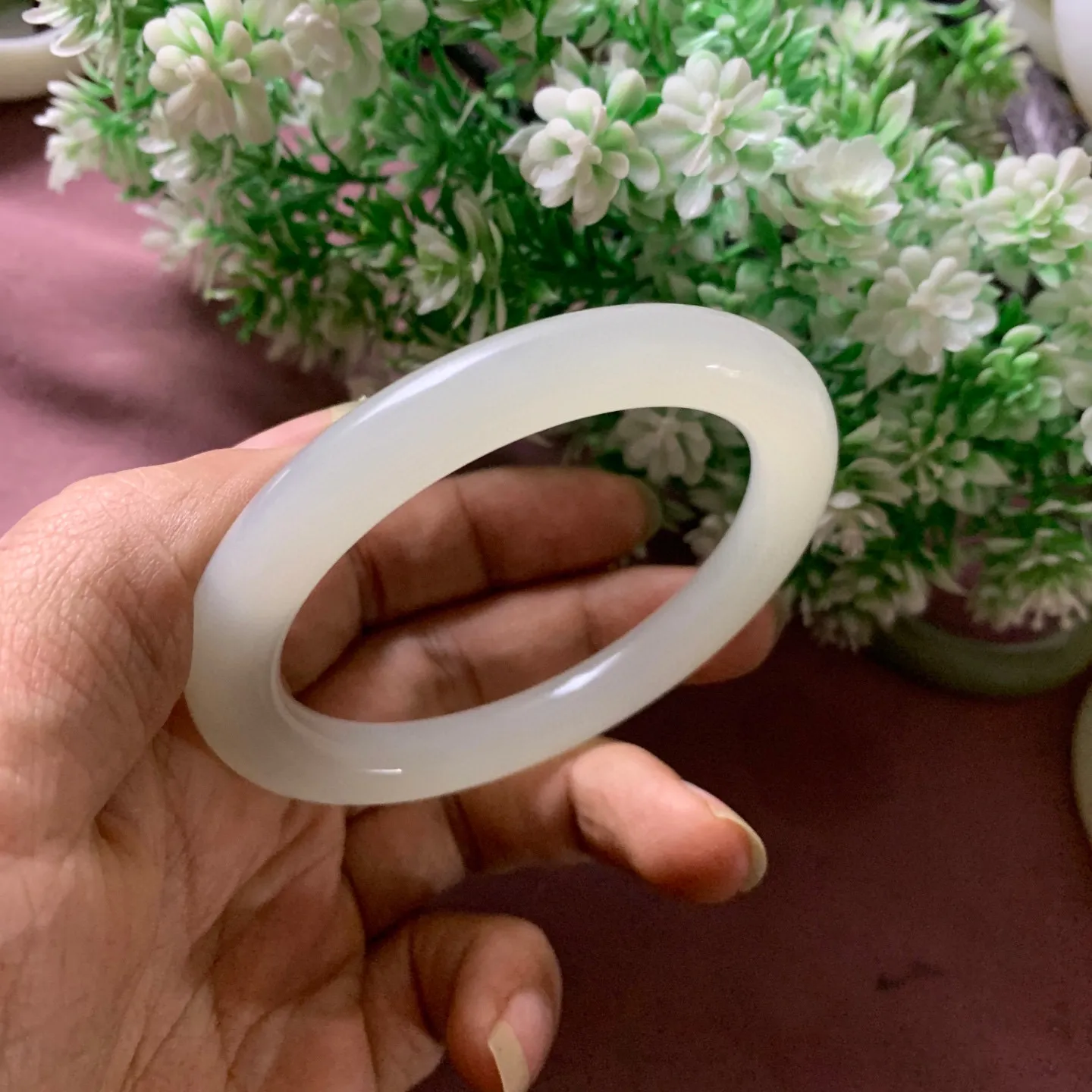 冰白色，58.8圈口和田玉白玉圆条手镯【挽间柔情】，和田玉58.8圈口白玉手镯，镯型古朴典雅。在诗情