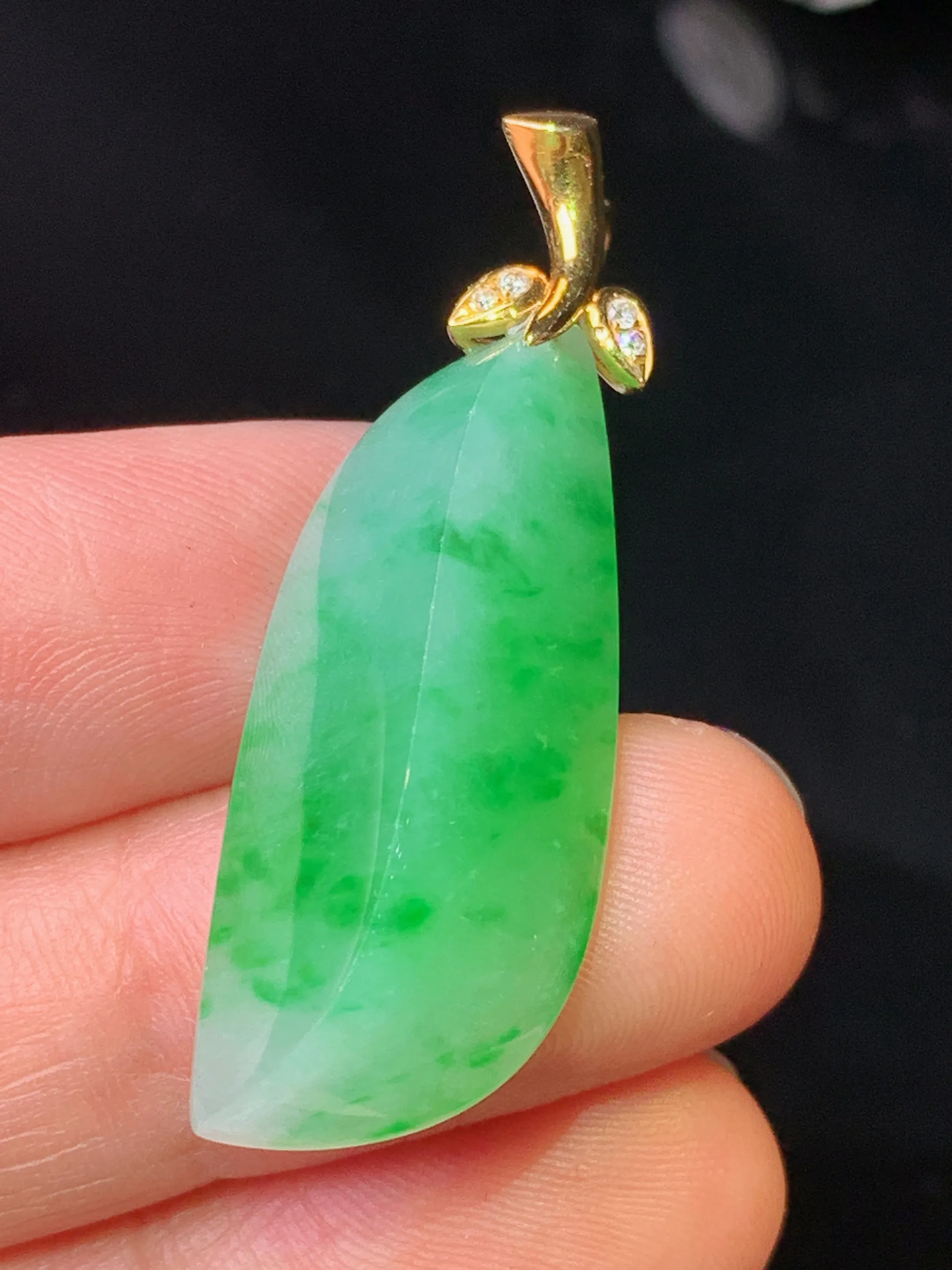 18k金钻镶嵌飘绿随形吊坠 玉质细腻 色泽清新艳丽 整体尺寸39.6*13.2*7.5