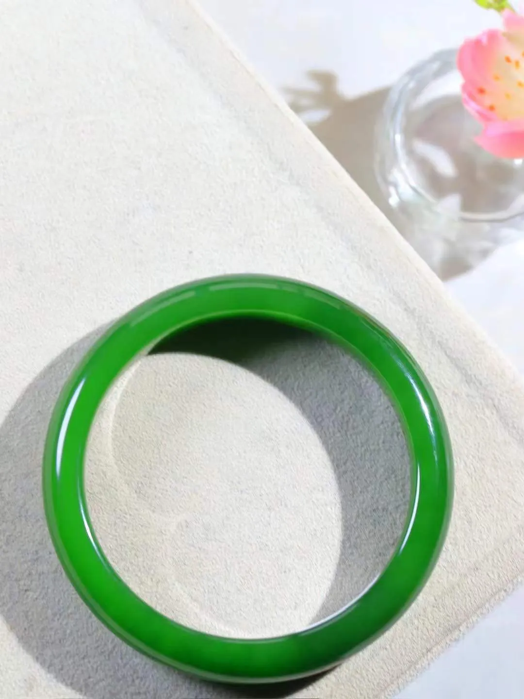 【温润如心.镯】

典藏级️和田玉碧玉手镯，精选上等碧玉料，色泽清透，质地细腻。佩戴它，感受千年玉文化的温润与优雅，愿它为您带来平安与幸福。重48克  尺寸57.5-12-7.8mm  101203111A