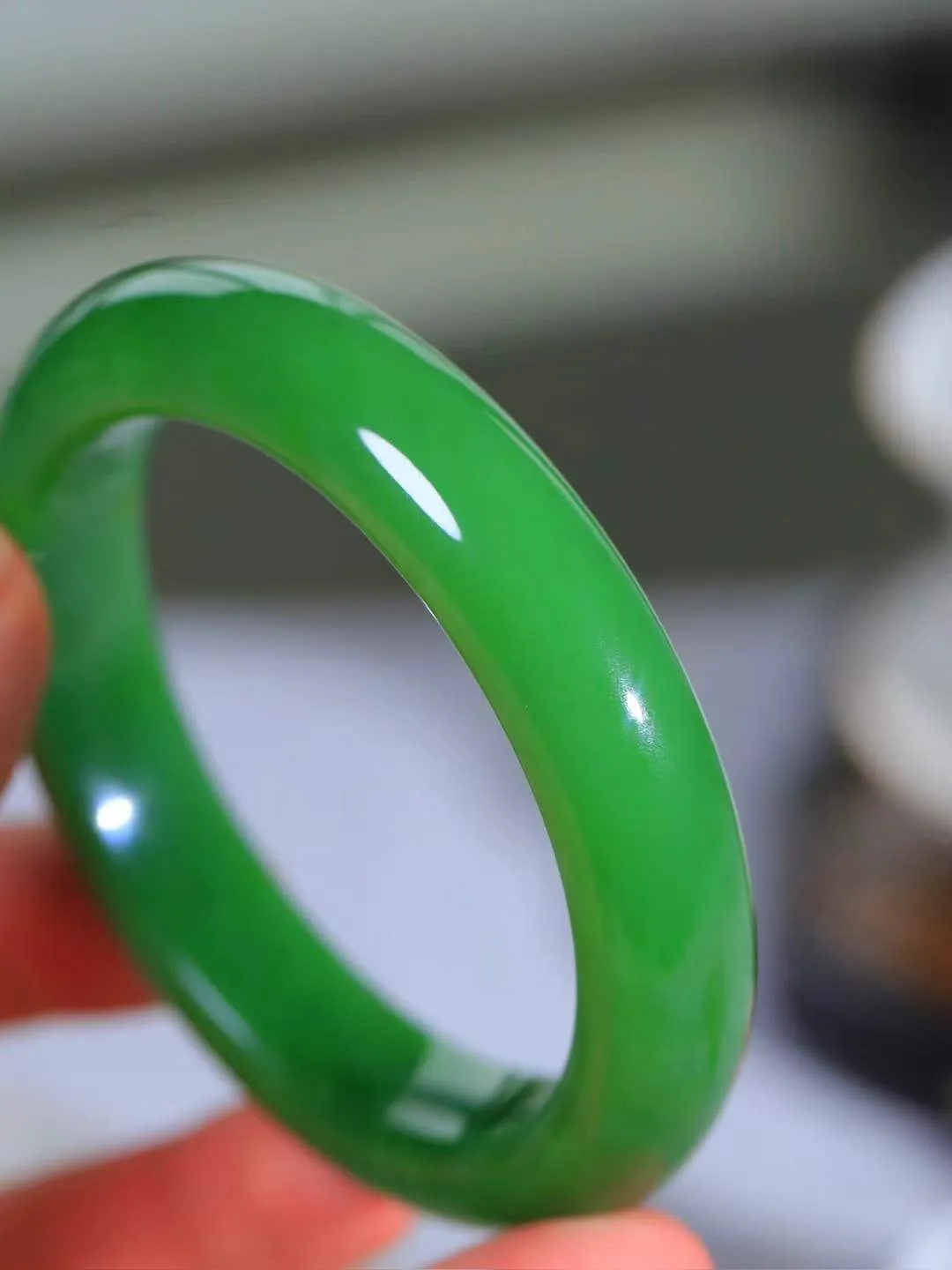 【悠悠芳华.镯】

收藏级臻品和田玉碧玉手镯 玉质温润 青葱岁月，尽收腕中，婉转流畅，凝岁月悠长。盈一眸恬淡，挽一抹绿意。重70.5克 内径58mm尺寸14-9.8mm   861203155A