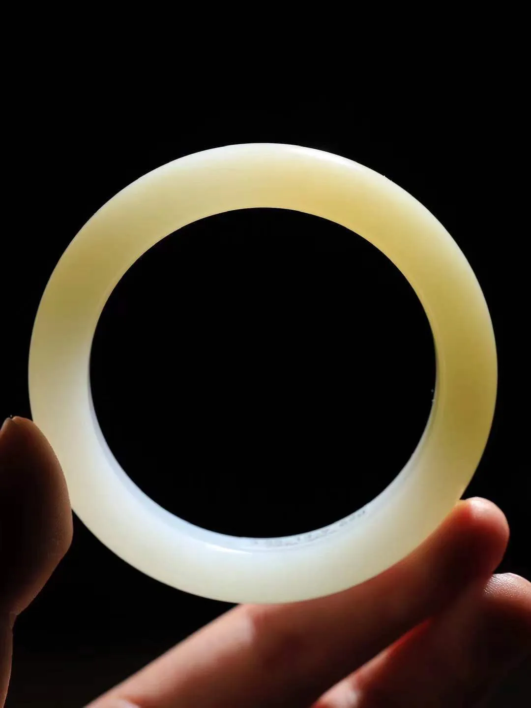 【一见钟情·手镯】

精品和田玉糖白玉手镯。镯型饱满，温润细腻，脂润沁香。️执一卷书，沏一盏茶，着一袭裙，戴一只镯。淡淡浅笺，素心若兰，静赏玉中诗画。悠悠岁月，芊手轻摘，盛满诗样芳华。重62.3克   内径圈口55.5mm 尺寸13-9.6mm  FDA-111253133