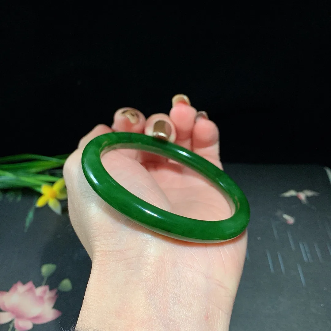 和田玉56.5圈口菠菜绿圆条碧玉手镯！玉质细腻油润 底色纯净 无纹裂 脂粉好，品质高