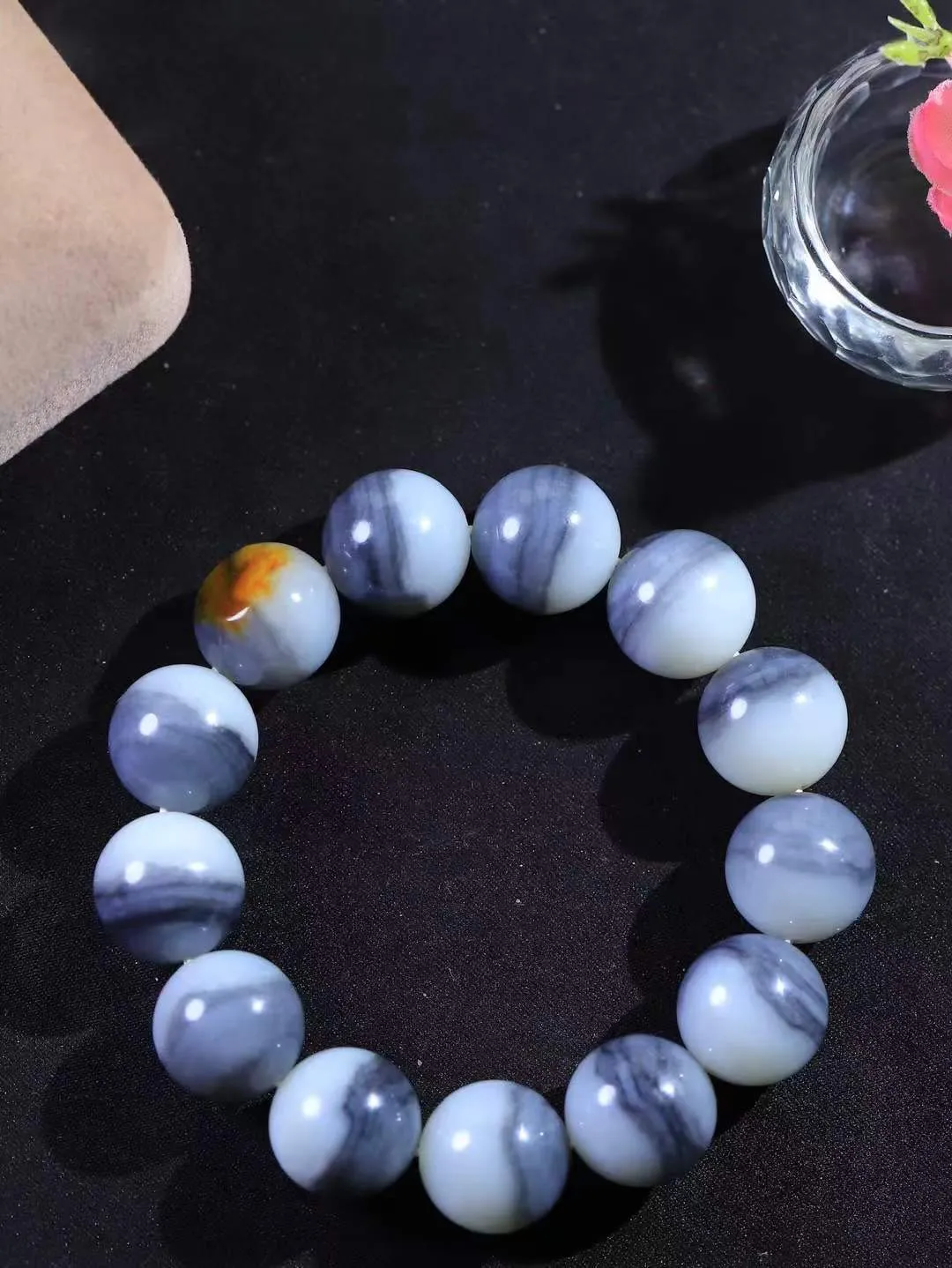 【籽.珠圆玉润.手串】

新疆和田青花籽料珠圆玉润手串 玉质温润细腻  整串打磨圆润，佩戴舒适。珠珠落玉盘，间关莺语花底滑，一生美好时光，无论身在何处，都有它相伴相守。事事顺遂，幸福美满，吉祥如意。重81.5克 尺寸取一16mm  FDA-221203133