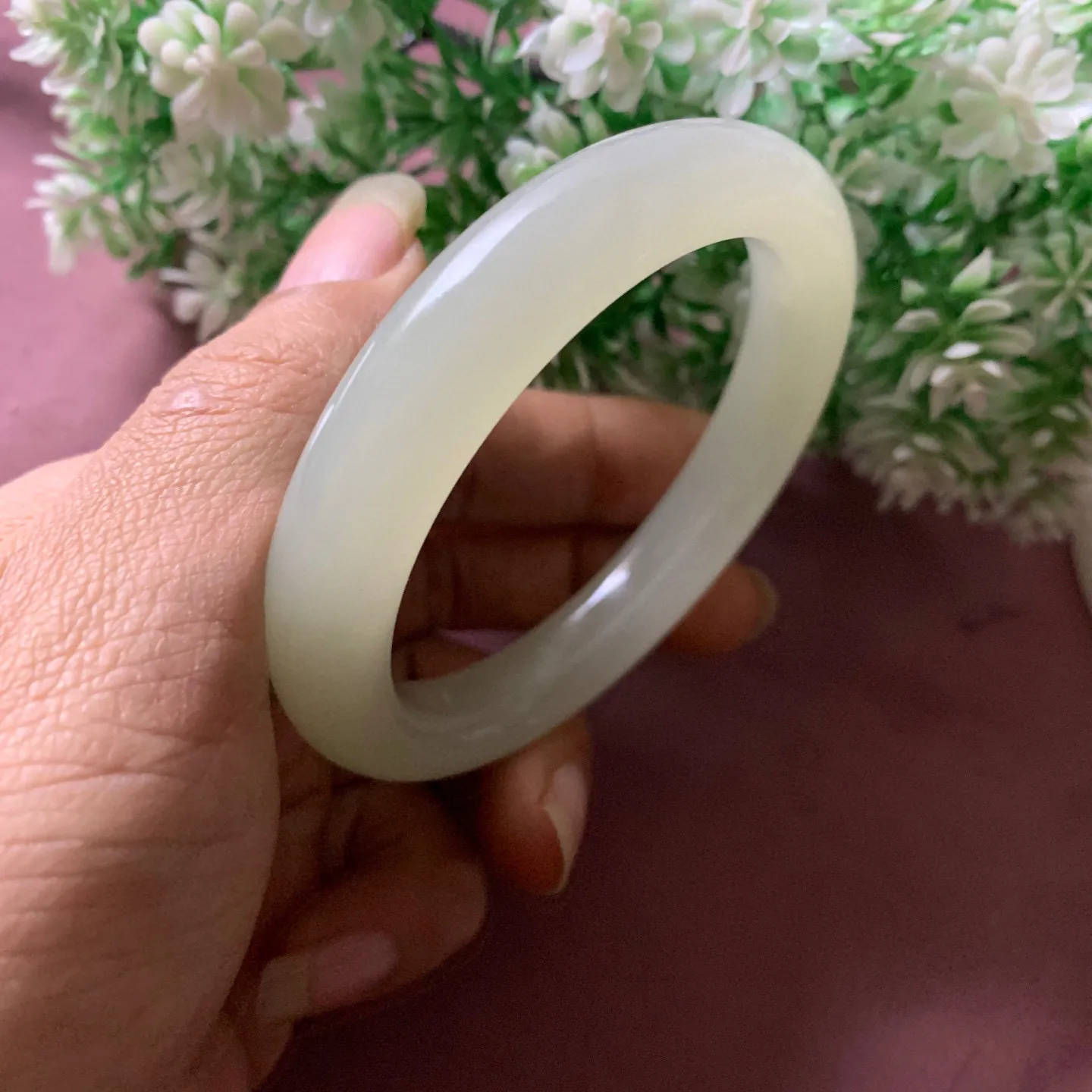 58圈口和田玉冰晴白条手镯【挽间柔情】，和田玉58圈口青白色手镯，冰透十足，起荧光，带冰底，镯型古朴典雅。在诗情画意的雨巷相遇，你是我腕间的一抹风情，有你眸有深情.清风荡漾湖间静水，我愿俯身低眉，在烟波涟漪处寻