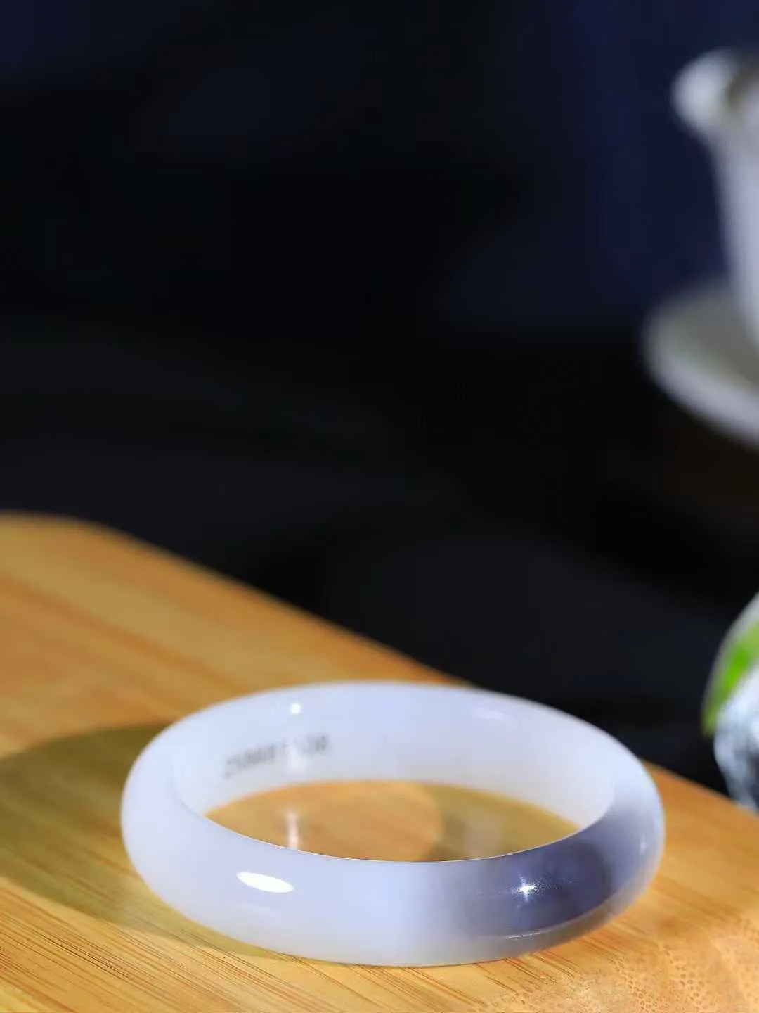 【婉约佳人.手镯】

精品️和田玉白玉烟紫双色手镯 玉质温润细腻 油性十足 手感舒适，高华雅逸，线