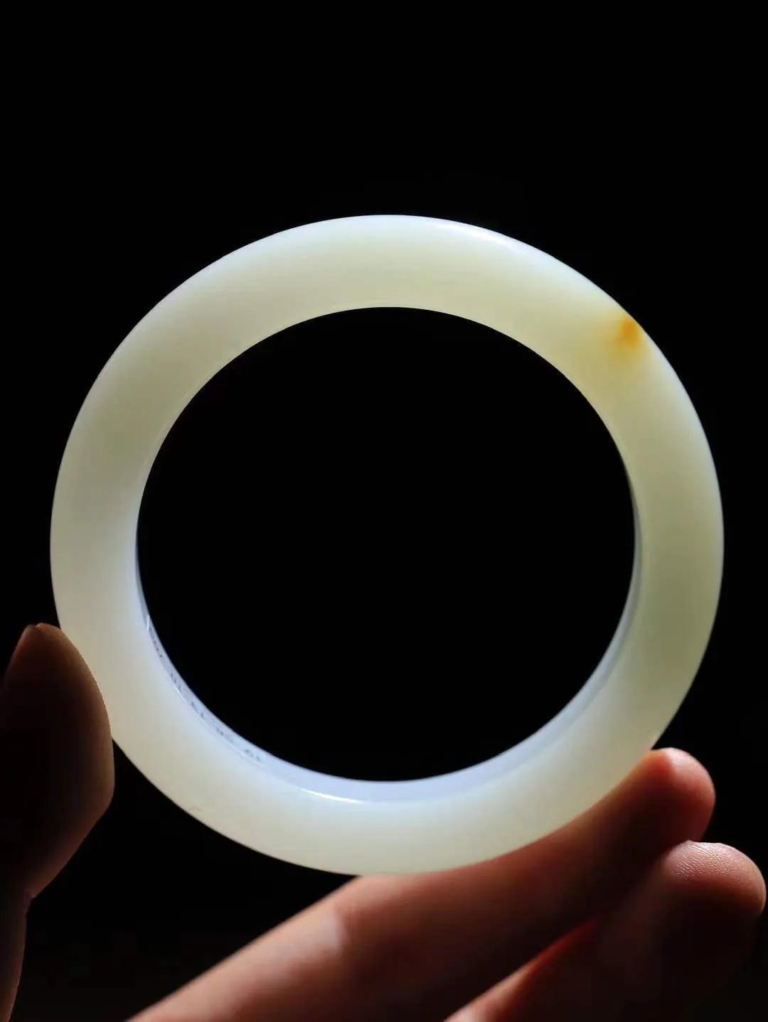 【暖玉生香·手镯】

收藏级和田玉糖白玉手镯，质地油润细腻，色泽高贵典雅，镯型古朴典雅。在诗情画意的雨巷相遇，你是我腕间的一抹风情，有你眸有深情，清风荡漾湖间静水，我愿俯身低眉，在烟波涟漪处，寻你深情倩影。内径58mm尺寸13.7-9.9mm重70.5克  691203158A