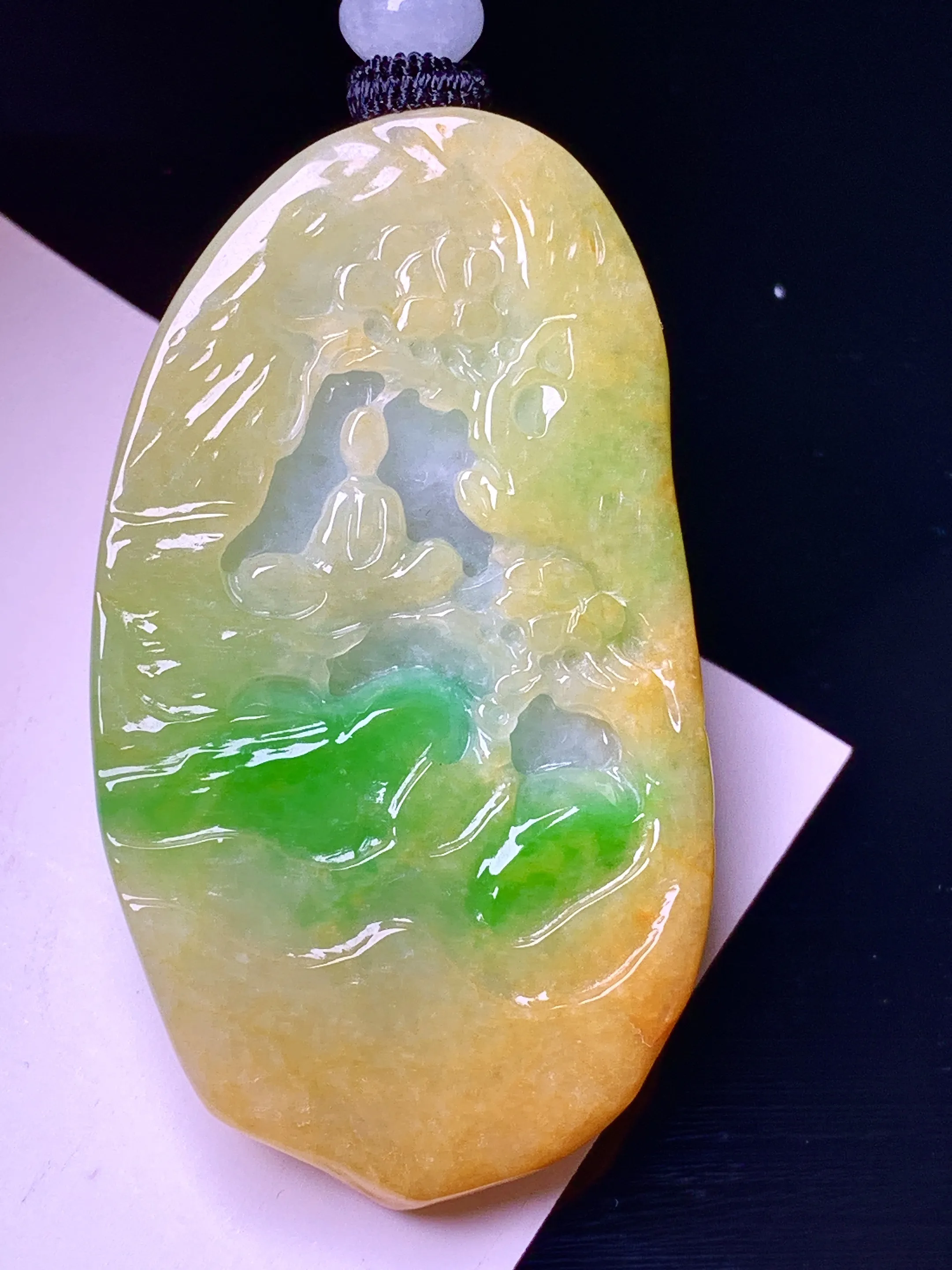 飘黄绿悟道山水牌吊坠 玉质细腻 色泽清新艳丽 整体尺寸50.5*28.3*6.5