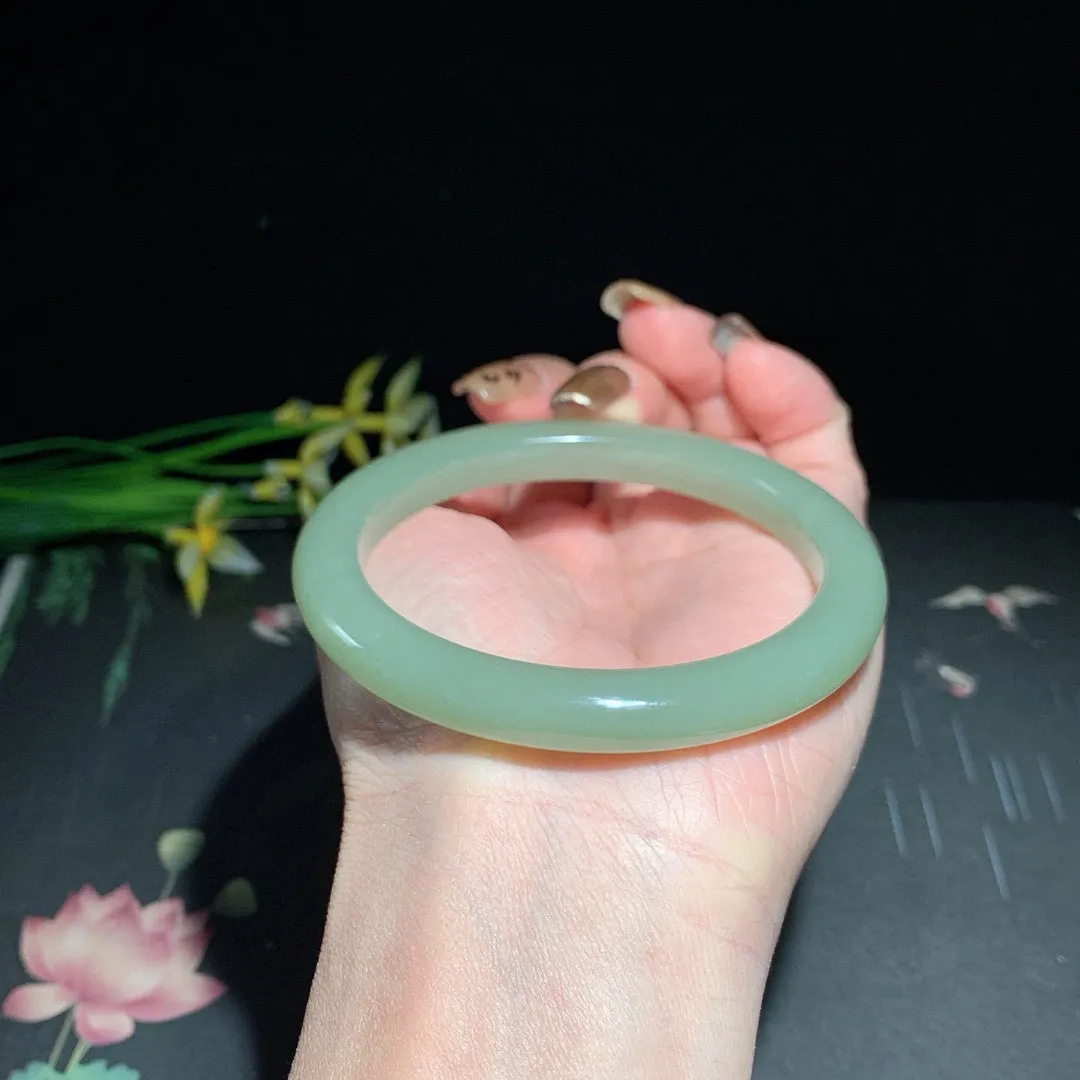 和田玉59圈口清水色手镯！玉质细腻油润 底色纯净 无裂无黑 脂粉好，品质好！