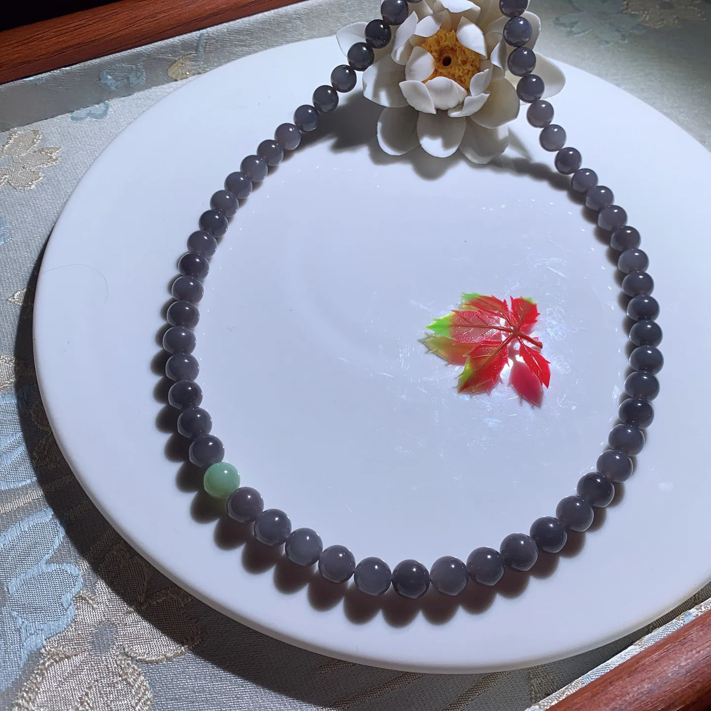 和田玉紫罗兰项链 单颗尺寸8重43克。玉质细腻油润。手推出油品相大气。251231