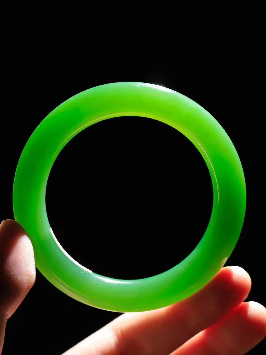 【玉佳人·手镯】

收藏级臻品️和田玉碧玉圆条手镯 ，玉质细腻油润，做工细致精美，端庄素雅，亭亭玉立，芊芊素手。芊芊素手，怎能忘镯？秀美圆条，更显婀娜。内径54mm 尺寸10.5-10.8mm重55.2克691203180A