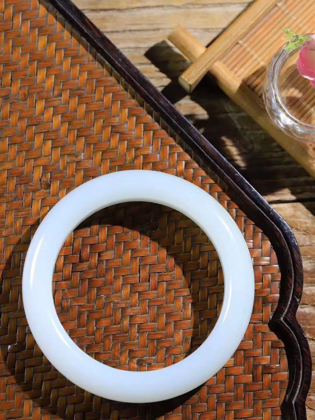 【诗情画意.手镯】

收藏级️和田玉糖白玉手镯   细腻油脂,手感润滑。意韵飘渺，温雅细腻，工艺精湛，️氤氲诗意的美跃然于手腕之间，给人以出尘的风雅，优美脱俗，气质非凡。重74克 内径59mm尺寸13.6-10.3mm  221203100A