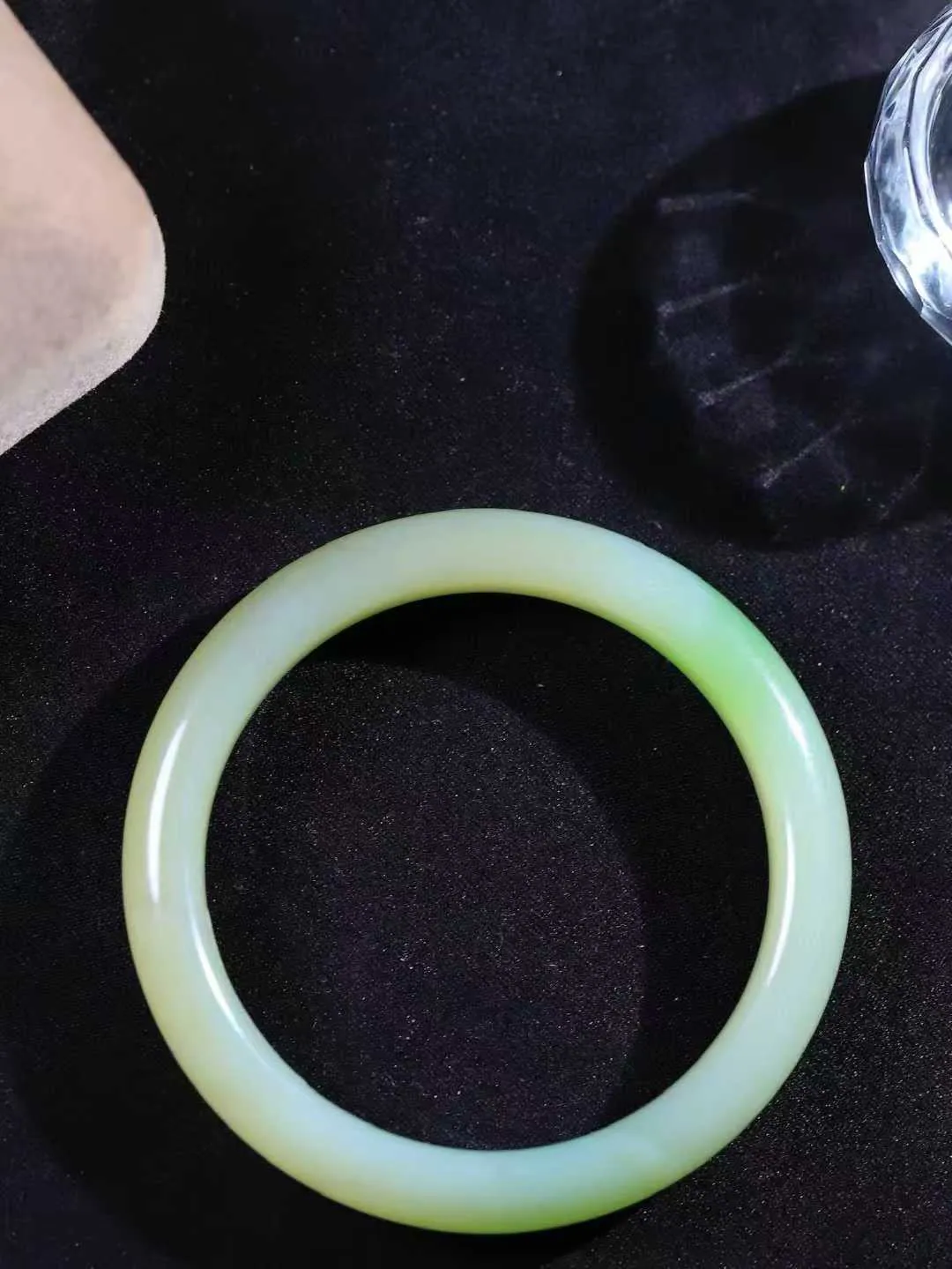 【翠色怡人.手镯】

精品和田玉翠青手镯，精品超级美镯，玉质细腻饱满，️温润脂香，仙雾缥缈，怡静如画，意蕴十足～，戴于腕间，神秘与高贵并存，给人以出尘的风雅，优美脱俗，气质非凡。重31.6克 内径51mm尺寸9.6-7.3mm191253000A