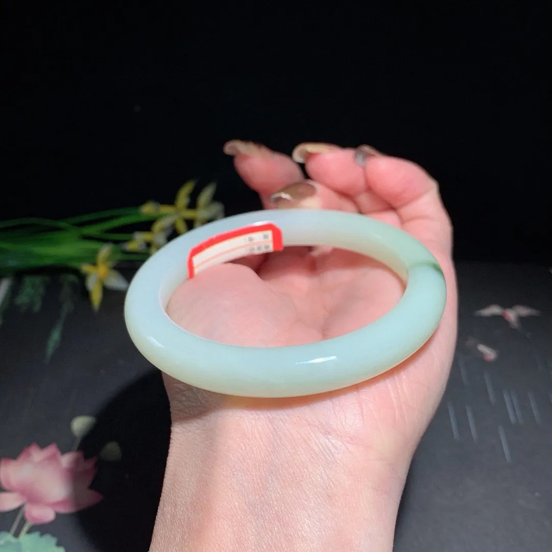 和田玉58.5圈口翠青圆条手镯！玉质细腻油润 底色纯净 脂粉好，品质高