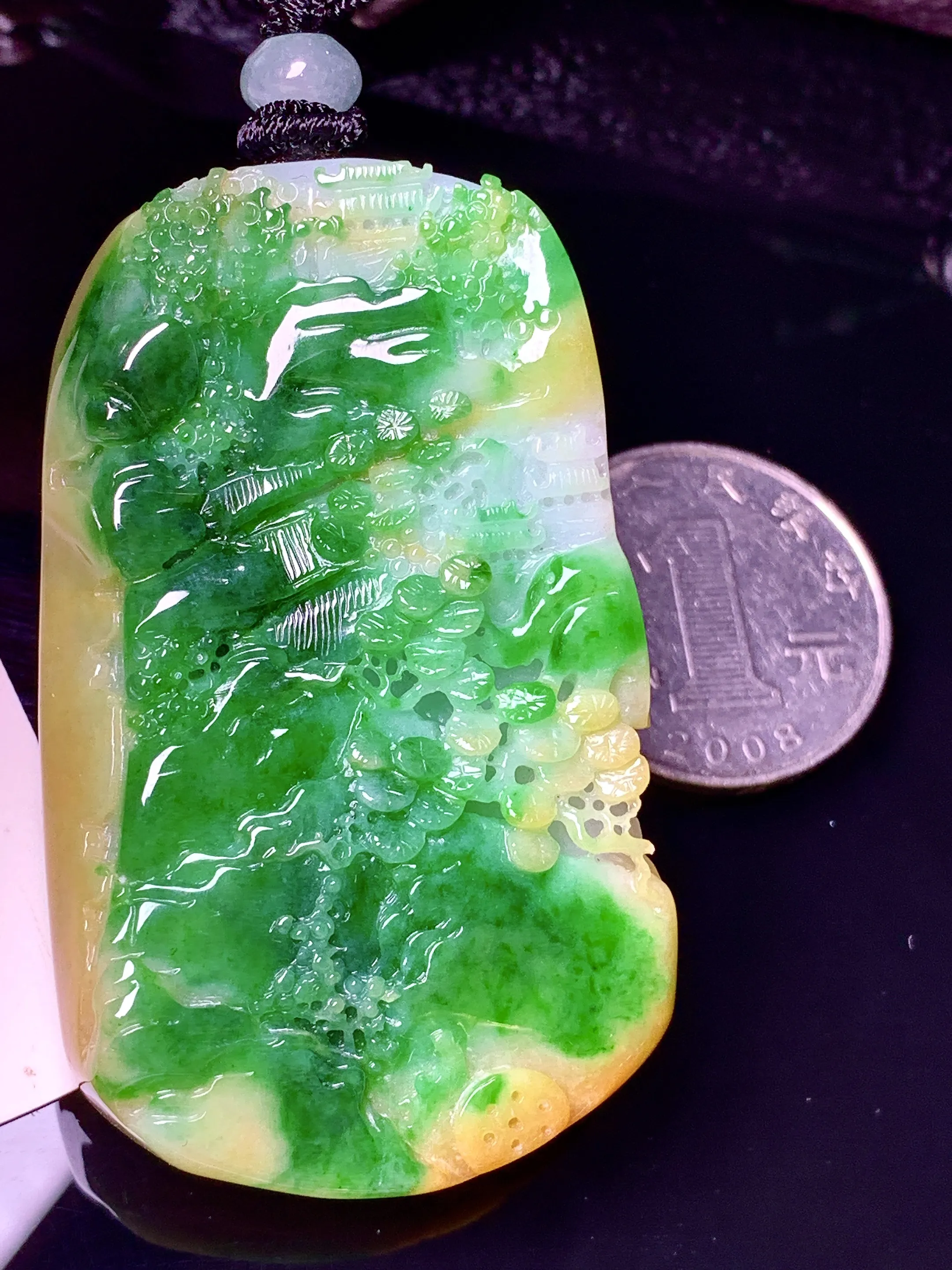 黄绿山水牌子吊坠 玉质细腻 色泽清新艳丽 整体尺寸58*35*12.5