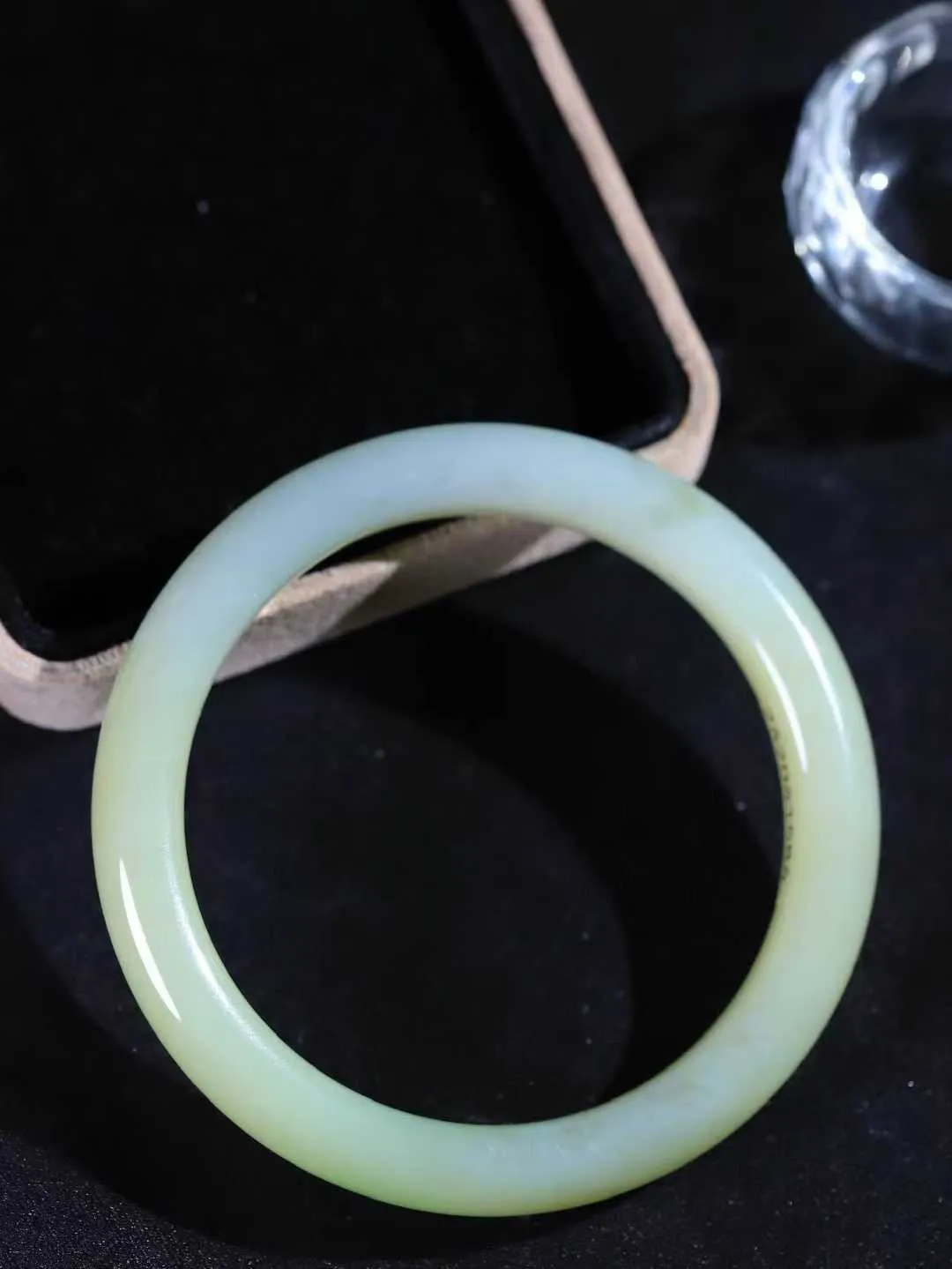 【翠色怡人.手镯】

精品和田玉翠青手镯，精品美镯，玉质细腻饱满，️温润脂香，仙雾缥缈，怡静如画，意蕴十足～，戴于腕间，神秘与高贵并存，给人以出尘的风雅，优美脱俗，气质非凡。重47.8克 内径58.5mm尺寸10.7-8.7mm191253000A