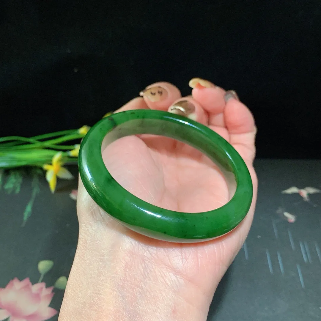 和田玉53.5圈口阳绿色碧玉手镯！圈口53.5宽12.2玉质细腻油润 底色纯净 无裂无棉 脂粉好，品质高