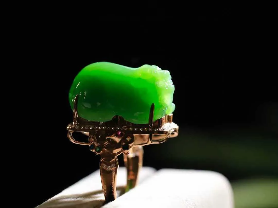 （金镶玉.招财貔貅.戒指）

精品和田玉碧玉18k金镶嵌貔貅戒指，质地细腻油润，精工雕刻，貔貅表情生猛威严，形象立体生动，有纳食四方之财，消灾好运的寓意，貔貅属火，火主心，心主神明，祈福佩戴者聪慧灵秀。
重10.3克   尺寸17-23-17mm   76120853A