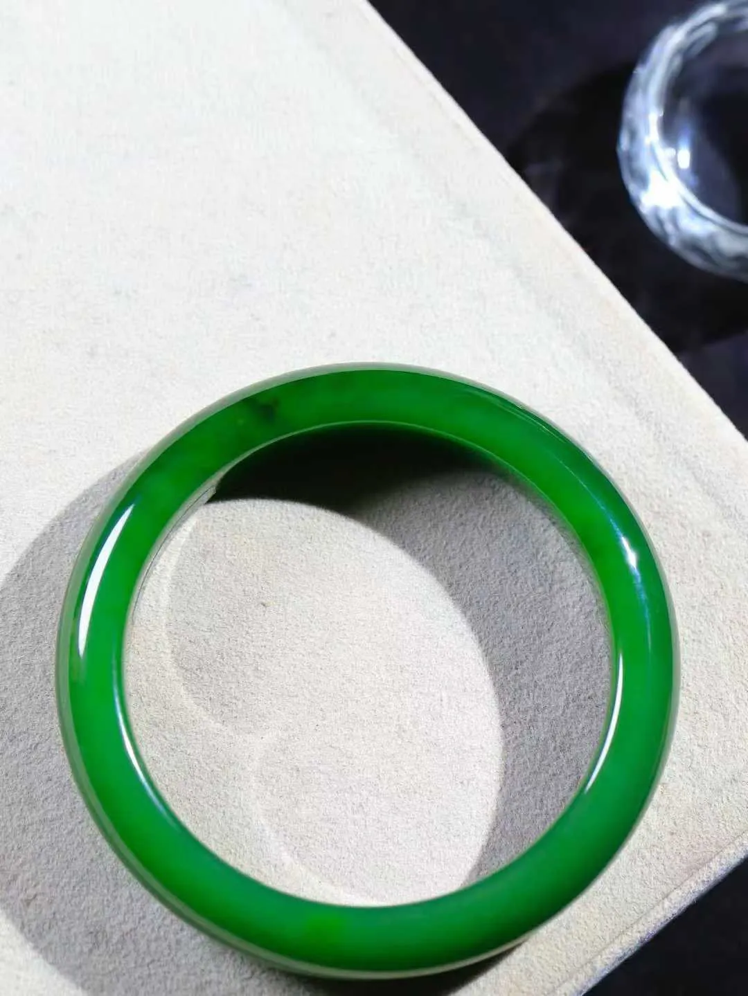 【温润如心.镯】

收藏级臻品️和田玉碧玉手镯，精选上等碧玉料，色泽清透，质地细腻。佩戴它，感受千年玉文化的温润与优雅，愿它为您带来平安与幸福。重64.3克  尺寸59.5-13.3-8.8mm  101203011A