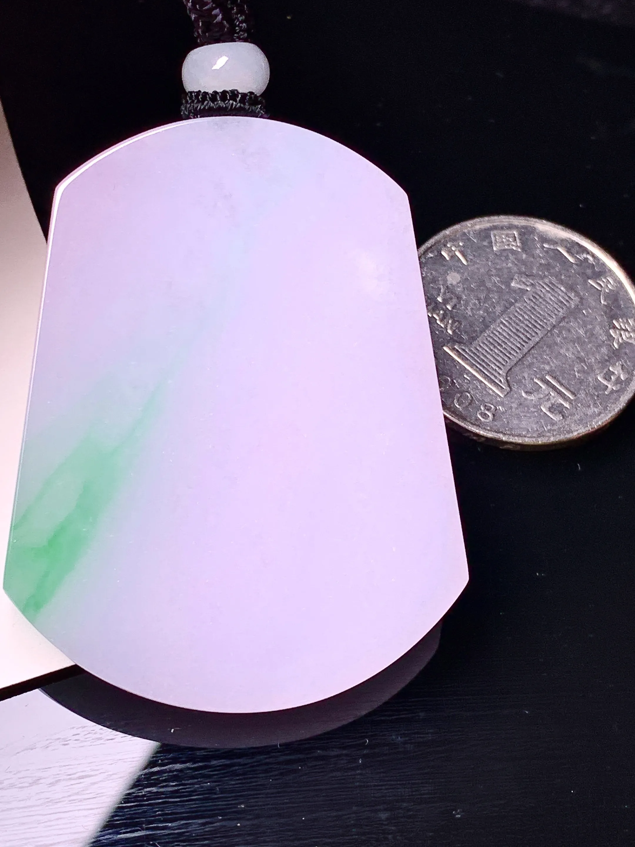 飘绿淡紫罗兰无事牌吊坠 玉质细腻 色泽清新艳丽 整体尺寸49.3*38*5.6