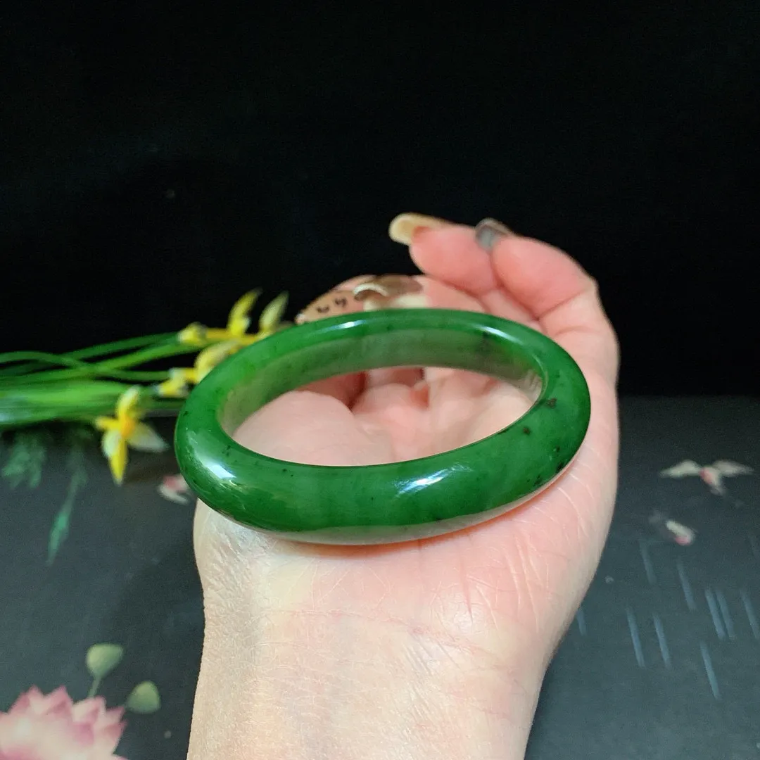 和田玉53.5圈口阳绿色碧玉手镯！圈口53.5宽12.2玉质细腻油润 底色纯净 无裂无棉 脂粉好，品质高