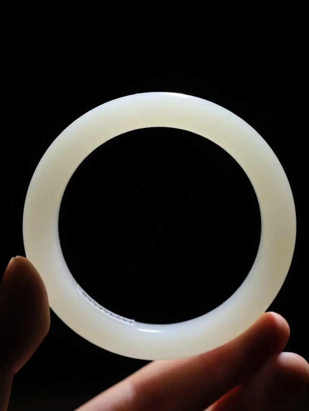 【腕间柔情.手镯】   

精品️和田玉冰白玉手镯 玉质温润细腻 油性十足 古朴秀雅 轻抚岁月的栏杆软香温玉，腕间玉镯轻轻晃动，令人情动心间，撷一缕月末的芬芳，把心思铺陈，时光静美，惟有你最温柔。重55克   尺寸55.5-11.4-9.6mm  461203055A