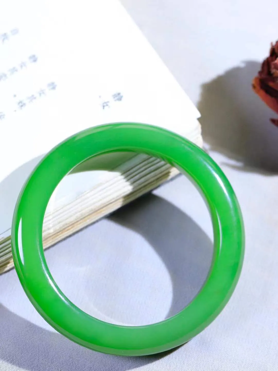 【碧波流转·手镯】

典藏级和田玉碧玉手镯，玉质细腻温润，手感舒适，️线条流畅，简约大气，美自天成，佩戴于腕间，婉约之美，举手投足间透出那份低调奢华，醉人心扉。
重58.5克 内径圈口58mm尺寸11-9.7mm  FDA-131203108