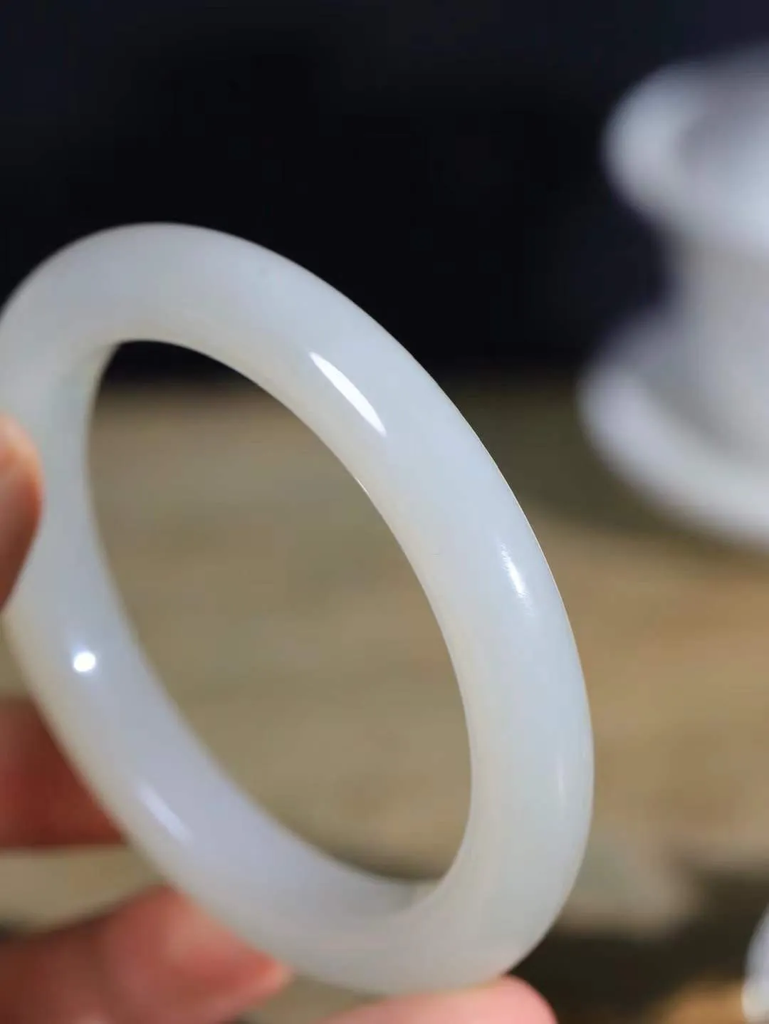 【腕间柔情.手镯】   

精品️和田玉荔枝冻手镯 玉质温润细腻 油性十足 古朴秀雅 轻抚岁月的栏杆软香温玉，腕间玉镯轻轻晃动，令人情动心间，撷一缕月末的芬芳，把心思铺陈，时光静美，惟有你最温柔。重65.3克   尺寸61-11.3-10.4mm  461203155A