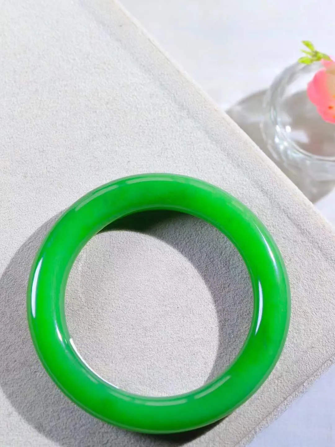 【玉佳人·手镯】

收藏级臻品️和田玉碧玉圆条手镯 ，玉质细腻油润，做工细致精美，端庄素雅，亭亭玉立，芊芊素手。芊芊素手，怎能忘镯？秀美圆条，更显婀娜。内径54mm 尺寸10.5-10.8mm重55.2克691203180A