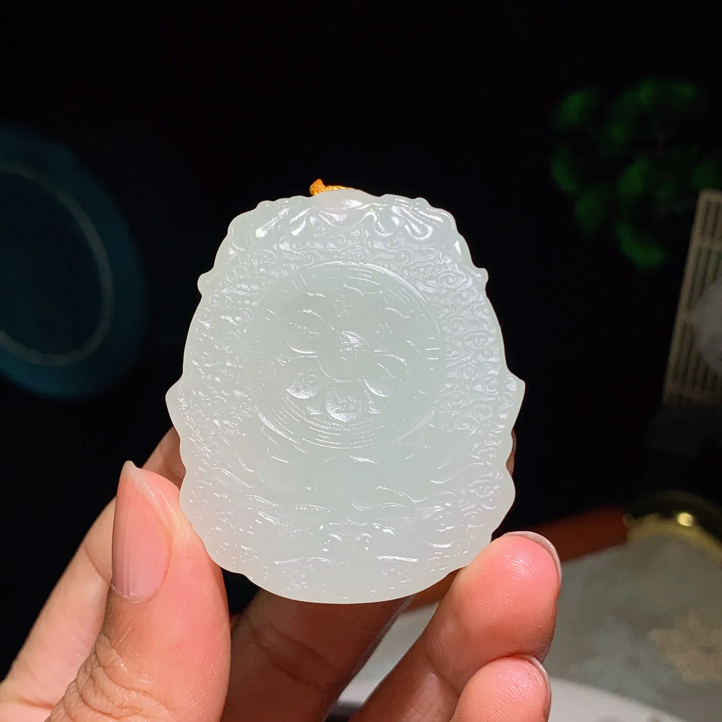 和田玉白玉千手观音牌子挂件。尺寸49/42/10重36克。玉质细腻油润。手推出油品相大气。251231
