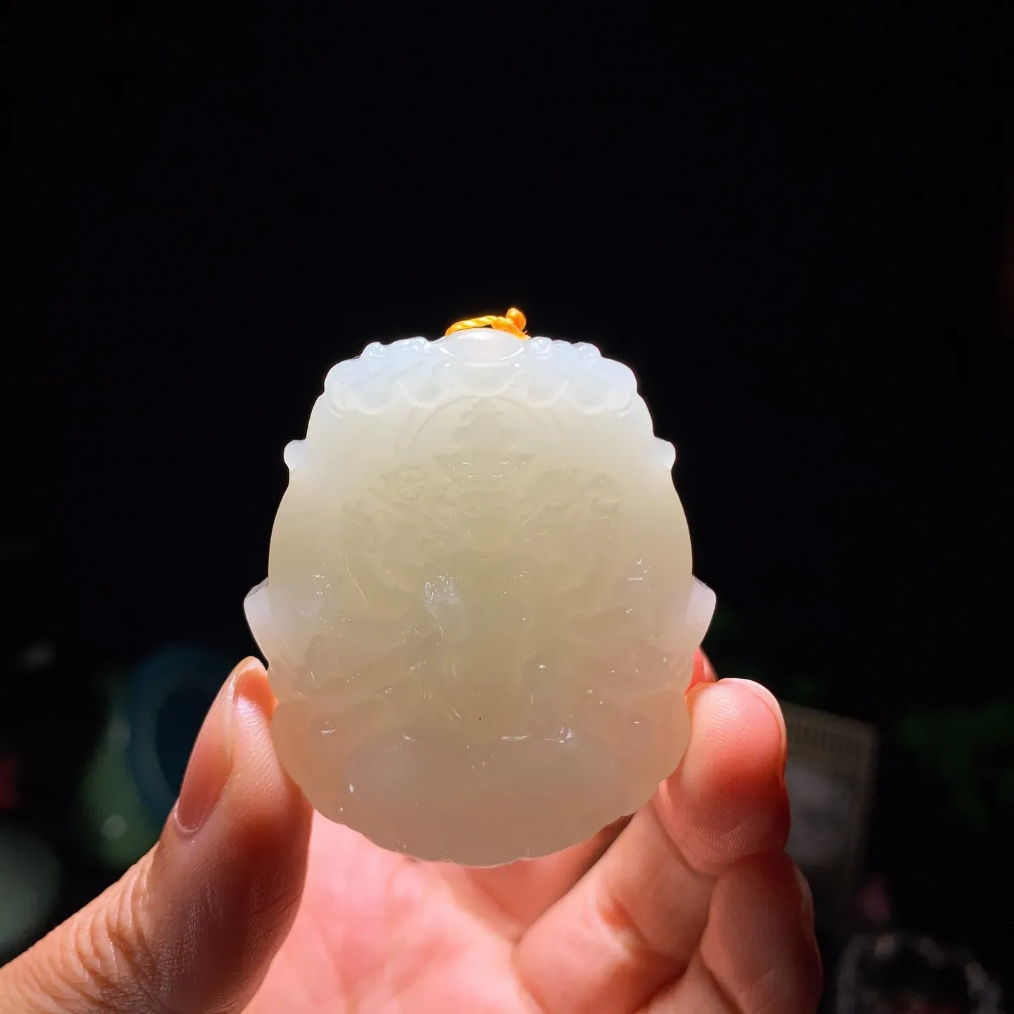 和田玉白玉千手观音牌子挂件。尺寸49/42/10重36克。玉质细腻油润。手推出油品相大气。251231