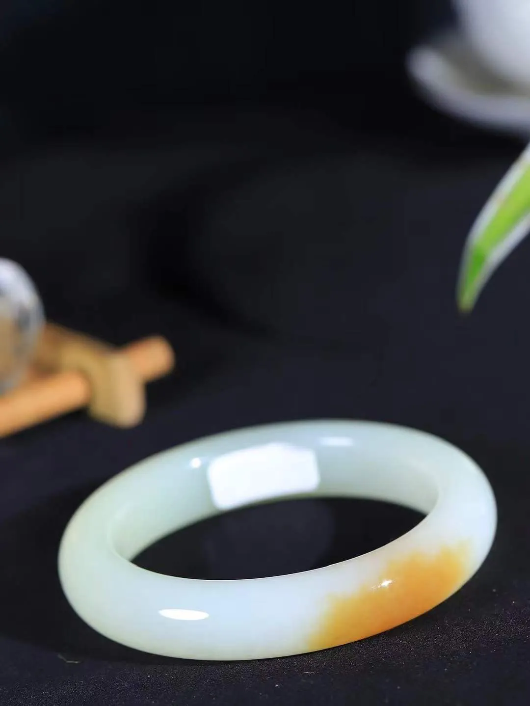 （温柔雅致.手镯）

精品️和田玉糖青白玉手镯。镯型饱满，温润细腻，脂润沁香。️执一卷书，沏