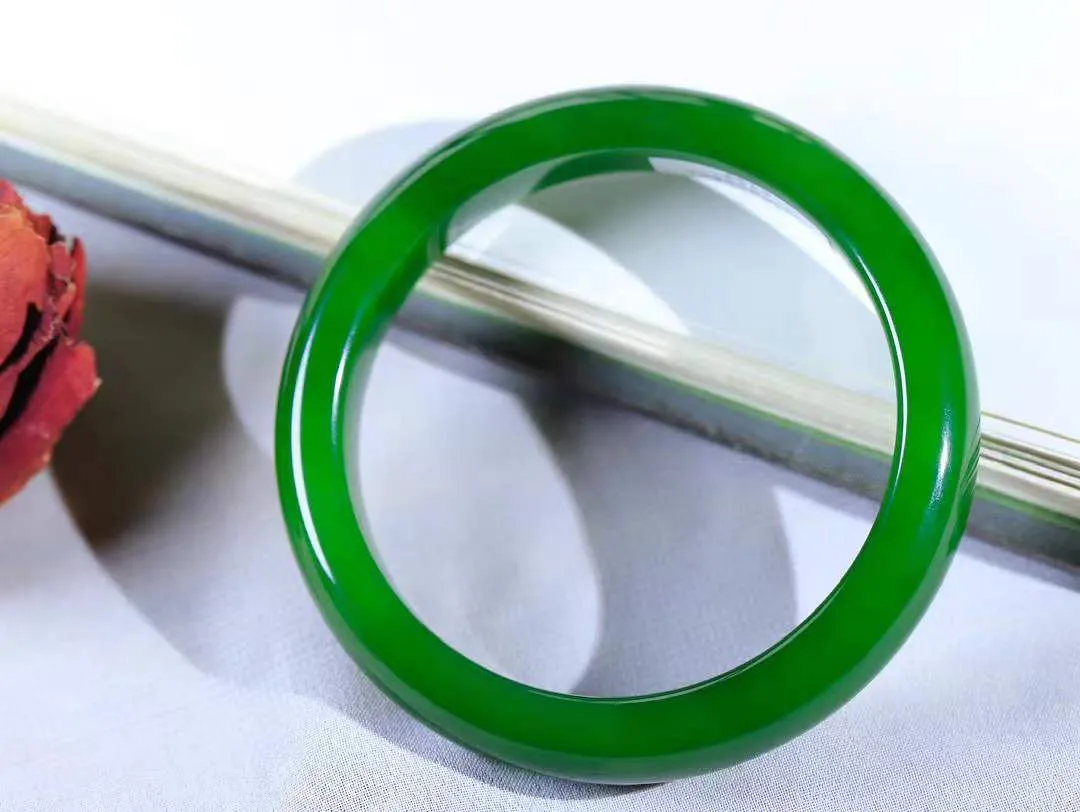 【柔情素语·手镯】

典藏级️和田玉碧玉手镯，玉质细腻温润，手感舒适，️线条流畅，简约大气，美自天成，佩戴于腕间，婉约之美，举手投足间透出那份低调奢华，醉人心扉。重54克 内径圈口58mm  尺寸12-8.5mm   FDA-551243100