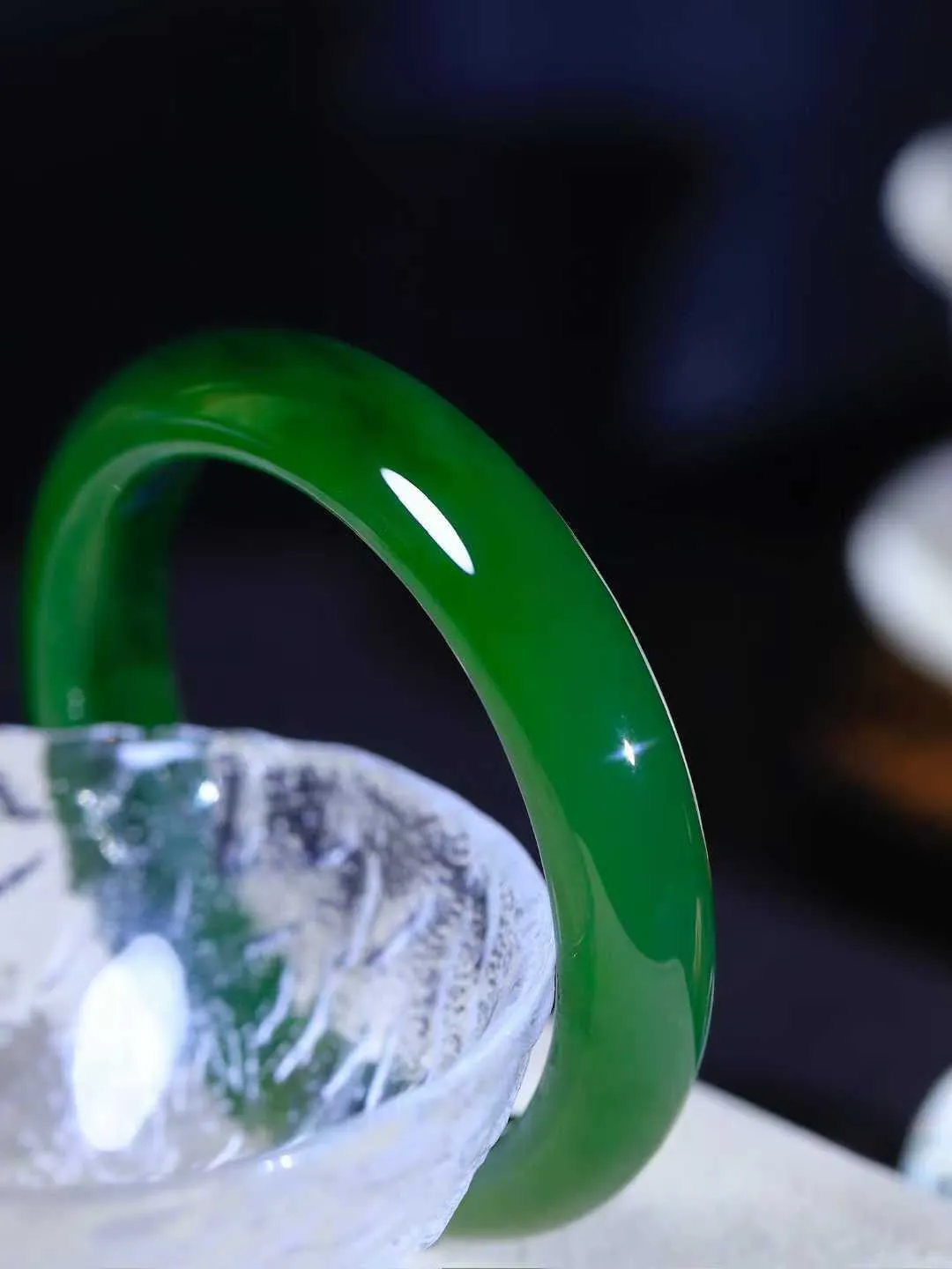 【温润如心.镯】

收藏级臻品️和田玉碧玉手镯，精选上等碧玉料，色泽清透，质地细腻。佩戴它，感受千年玉文化的温润与优雅，愿它为您带来平安与幸福。重64.3克  尺寸59.5-13.3-8.8mm  101203011A