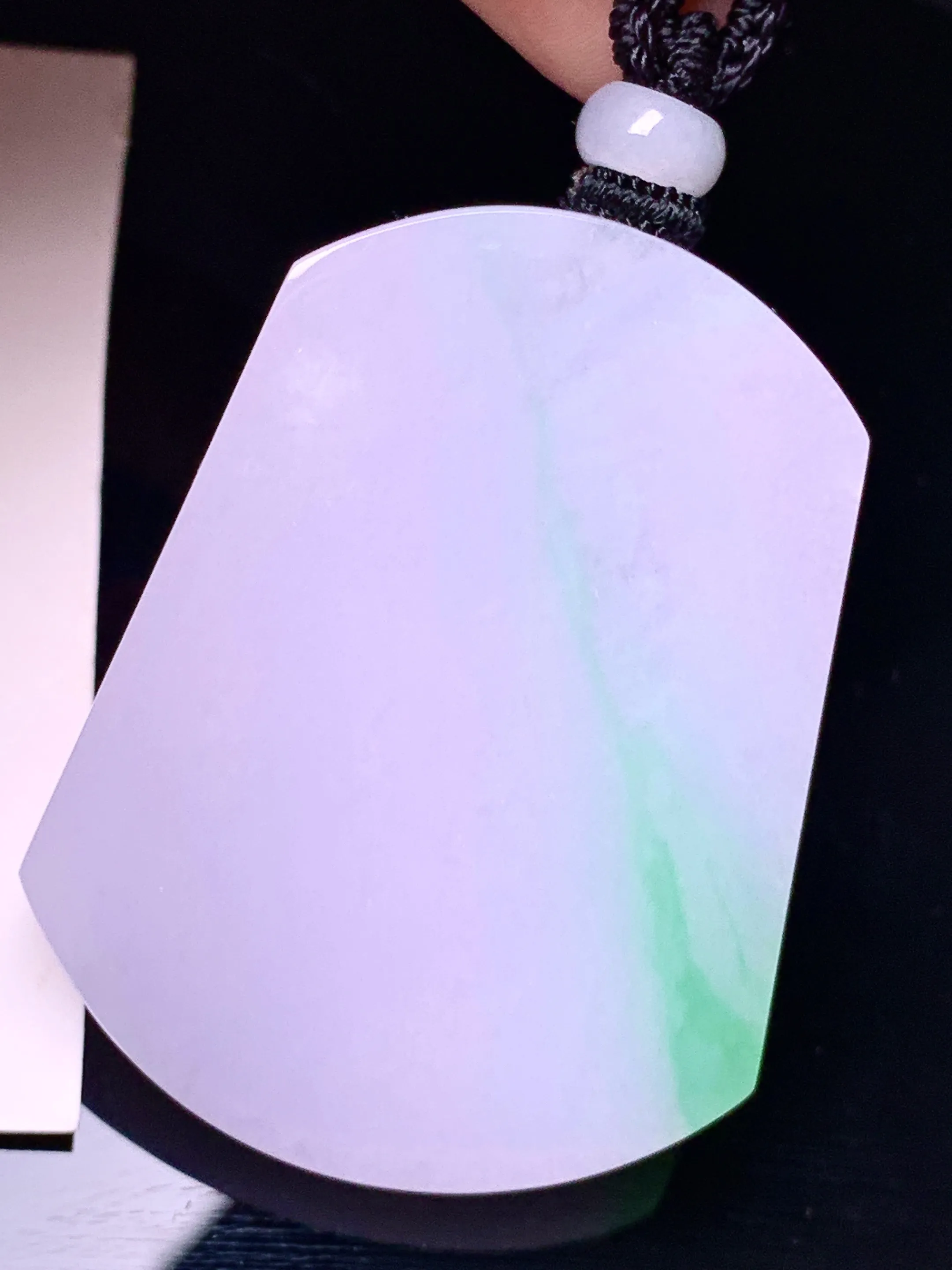 飘绿淡紫罗兰无事牌吊坠 玉质细腻 色泽清新艳丽 整体尺寸49.3*38*5.6