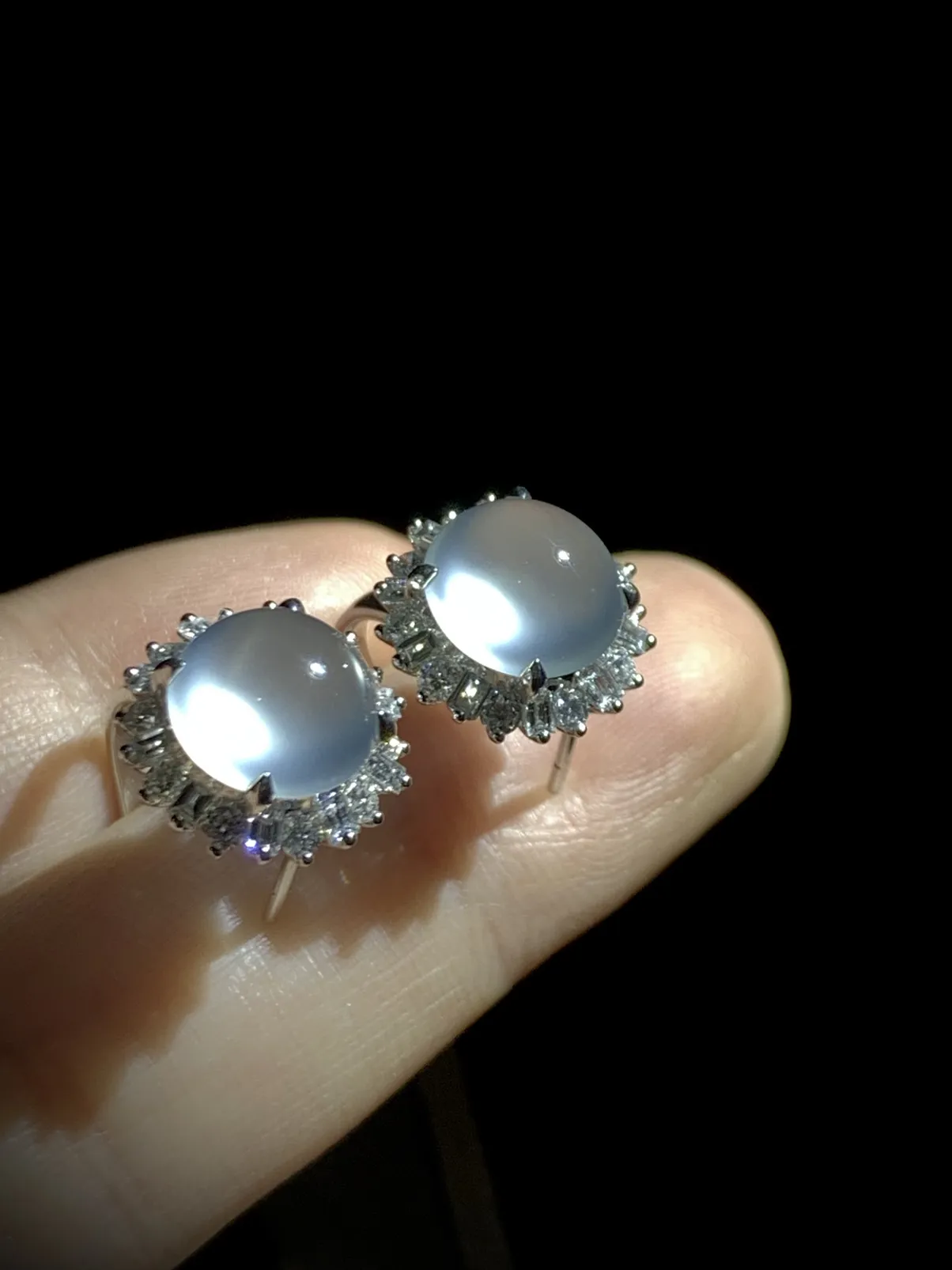 白冰蛋面套装，
戒指裸石11-10.2-6.6mm，14#，
台面整体15.3-14.6-11.3mm，5.5g，
耳钉裸石9.2-9.1-5.6mm，
整体13.3-12.8-18mm，5.33g，
18K金，南非钻，