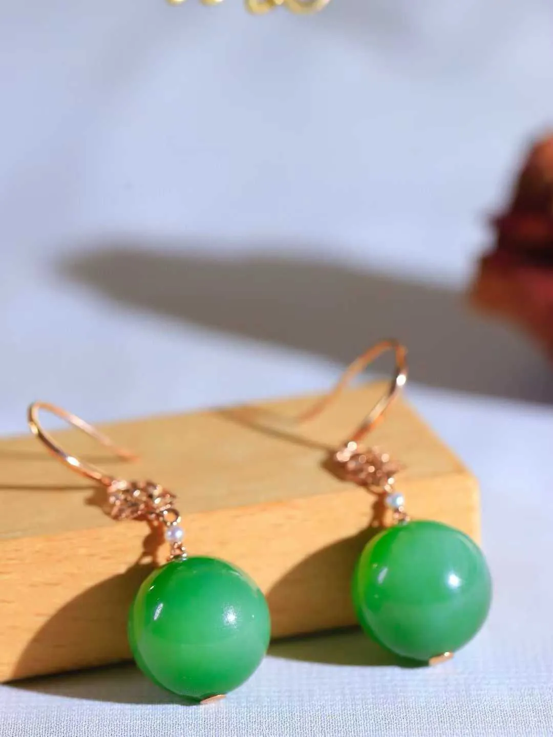 【金镶玉.耳坠】

️精品和田玉碧玉猫眼耳坠 玉质细腻温润 油性十足 18K金镶嵌 精致时尚 （保真金 可检测贵金属18K金）总重9.8克 裸石尺寸取一14mm 52120807A