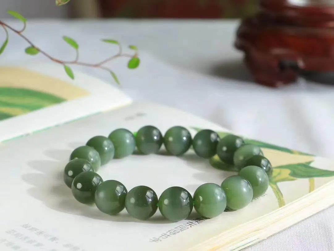 （猫眼手串）

收藏级臻品和田玉碧玉猫眼圆珠手串 质地温润灵动 猫眼儿般的光中，有波光潋滟，也有梦