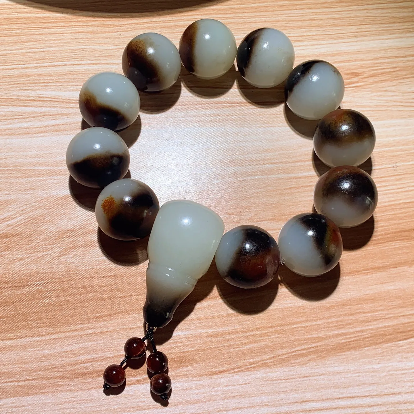 和田玉白玉油皮料俄三色圆珠手串 单颗尺寸20重150克。玉质细腻油润。手推出油品相大气。251231