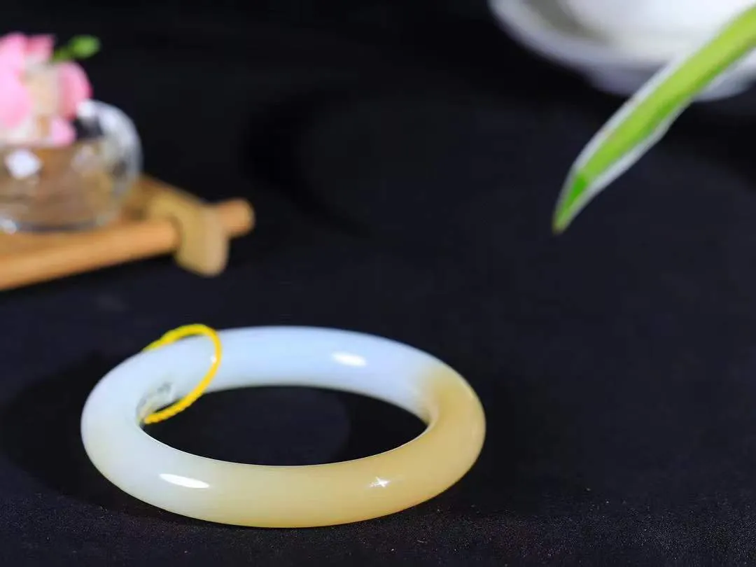 【腕间柔情.手镯】   

收藏级臻品️和田玉糖白玉圆条手镯 玉质温润细腻 油性十足 古朴秀雅 轻