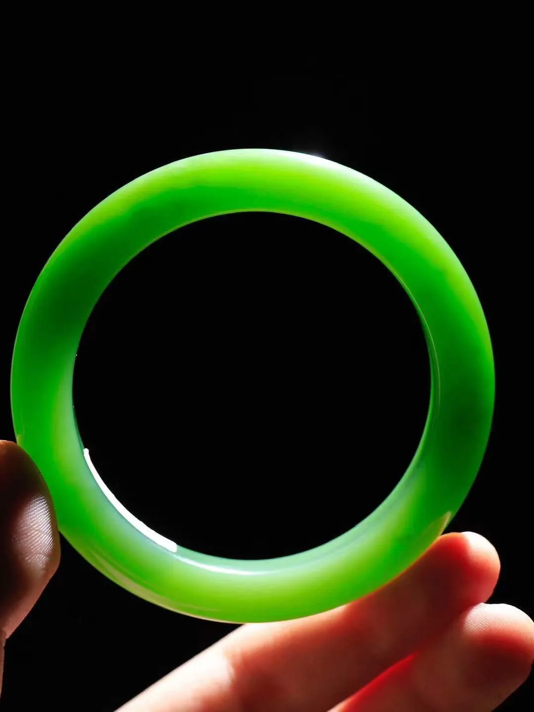 【碧波流转·手镯】

典藏级和田玉碧玉手镯，玉质细腻温润，手感舒适，️线条流畅，简约大气，美自天成，佩戴于腕间，婉约之美，举手投足间透出那份低调奢华，醉人心扉。
重58.5克 内径圈口58mm尺寸11-9.7mm  FDA-131203108