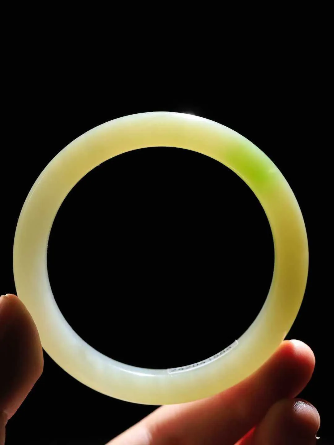 【翠色怡人.手镯】

精品和田玉翠青手镯，精品美镯，玉质细腻饱满，️温润脂香，仙雾缥缈，怡静如画，意蕴十足～，戴于腕间，神秘与高贵并存，给人以出尘的风雅，优美脱俗，气质非凡。重47.8克 内径58.5mm尺寸10.7-8.7mm191253000A