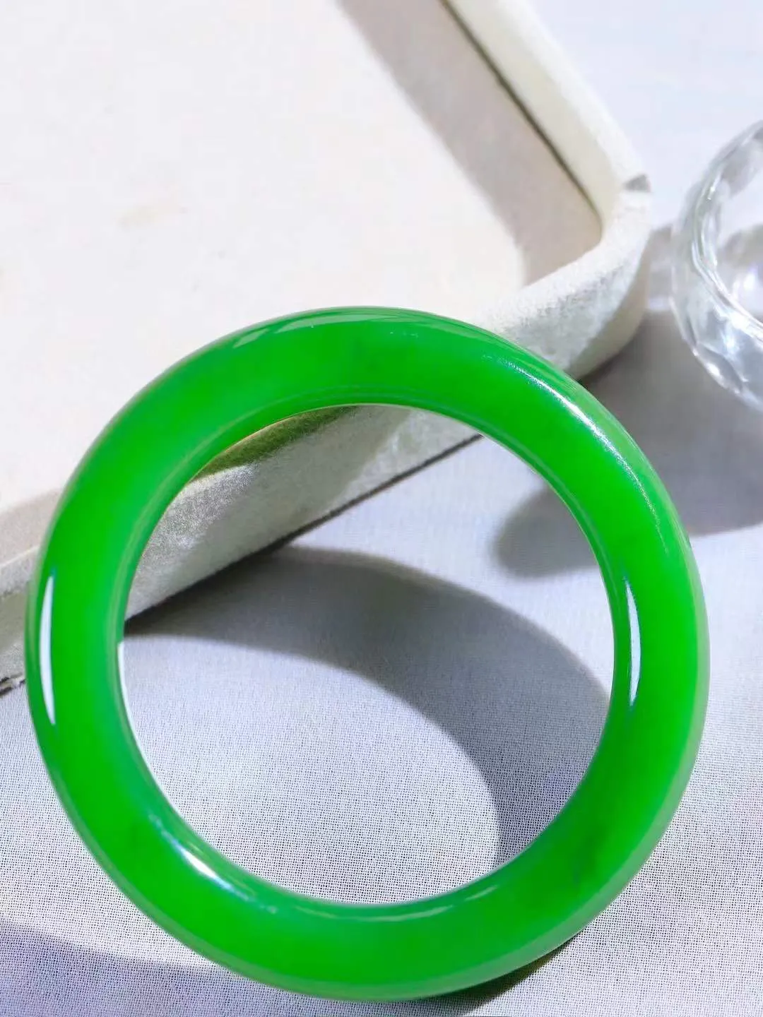 【玉佳人·手镯】

收藏级臻品️和田玉碧玉圆条手镯 ，玉质细腻油润，做工细致精美，端庄素雅，亭亭玉立，芊芊素手。芊芊素手，怎能忘镯？秀美圆条，更显婀娜。内径54mm 尺寸10.5-10.8mm重55.2克691203180A