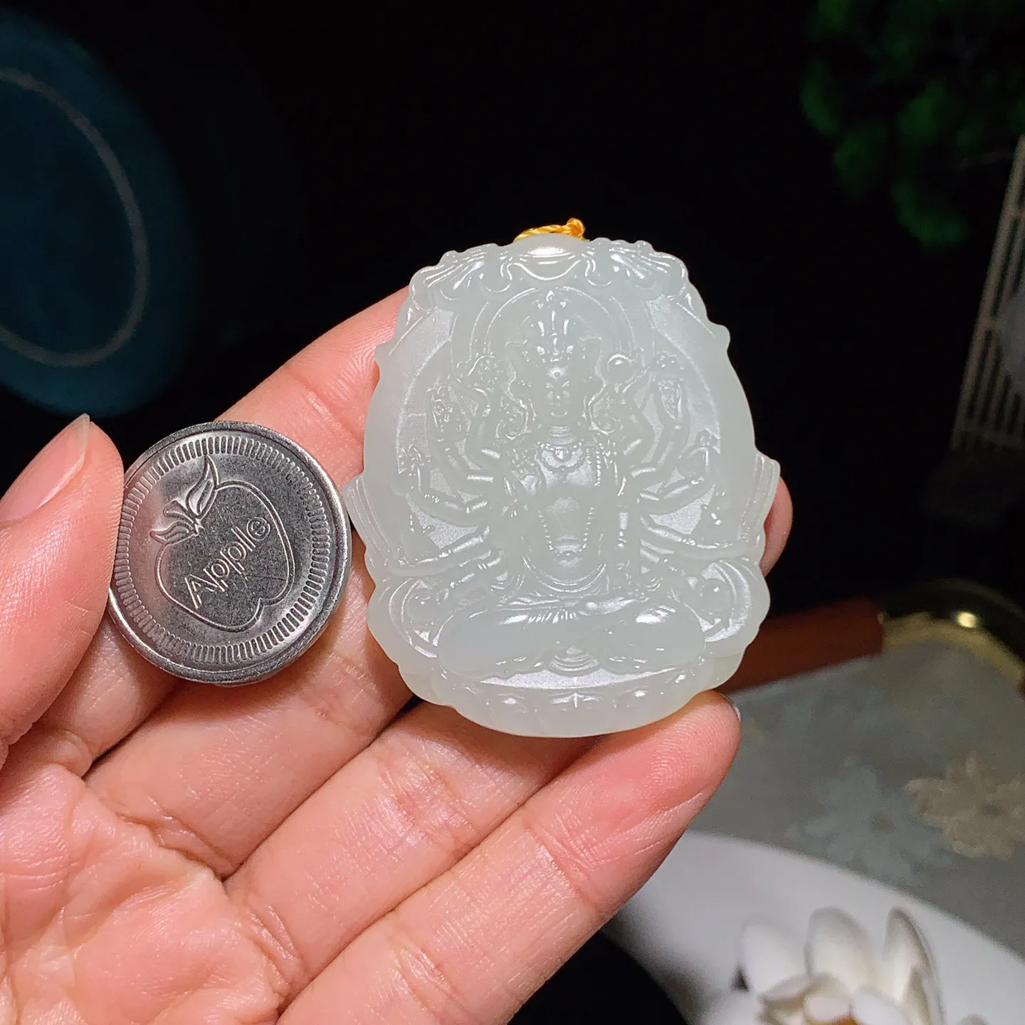 和田玉白玉千手观音牌子挂件。尺寸49/42/10重36克。玉质细腻油润。手推出油品相大气。251231