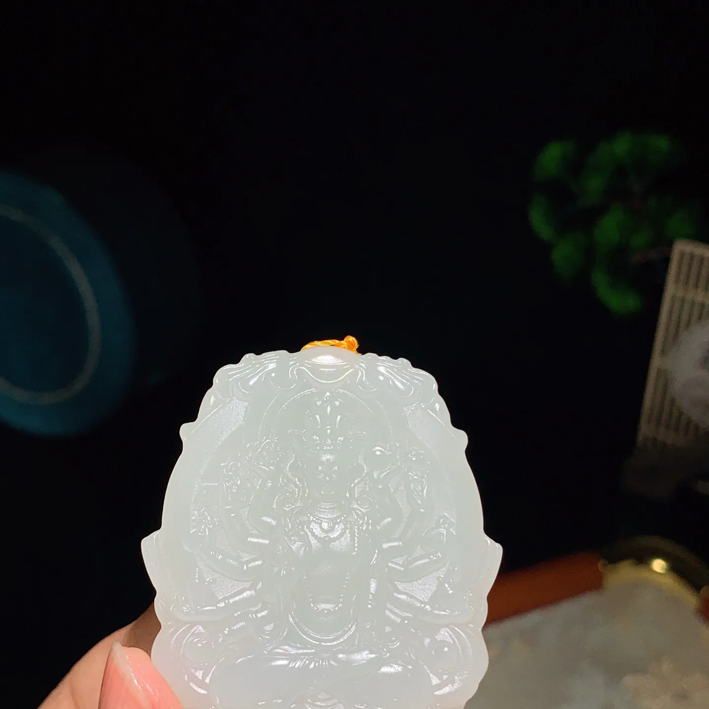 和田玉白玉千手观音牌子挂件。尺寸49/42/10重36克。玉质细腻油润。手推出油品相大气。251231