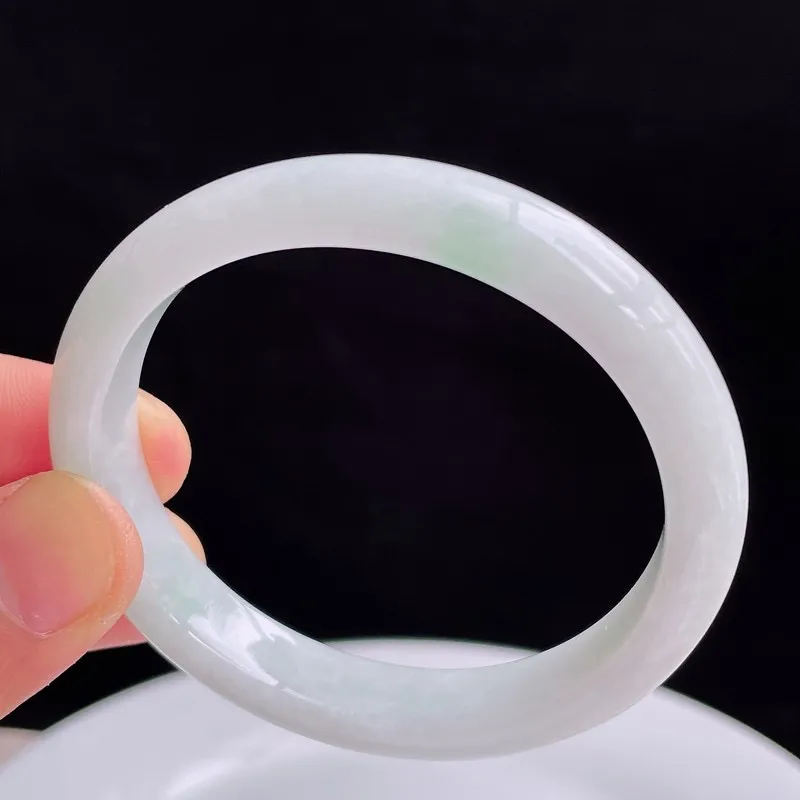 天然翡翠A货飘绿好种水52.8*48mm贵妃手镯35.77克