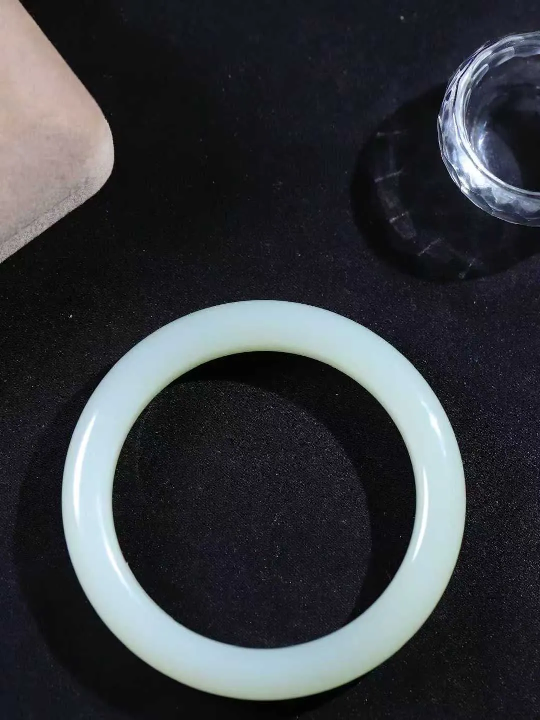 【岁月之韵.手镯】

精品和田玉晴水手镯，色泽淡雅如雨后初晴的天空，清新脱俗。手镯圆润饱满，寓意圆满和谐，承载着岁月的温柔与时光的沉淀。无论是日常佩戴还是珍藏，都是对美好生活的诗意表达。重62克  尺寸59.5-11.7-9.8mm  561243074A