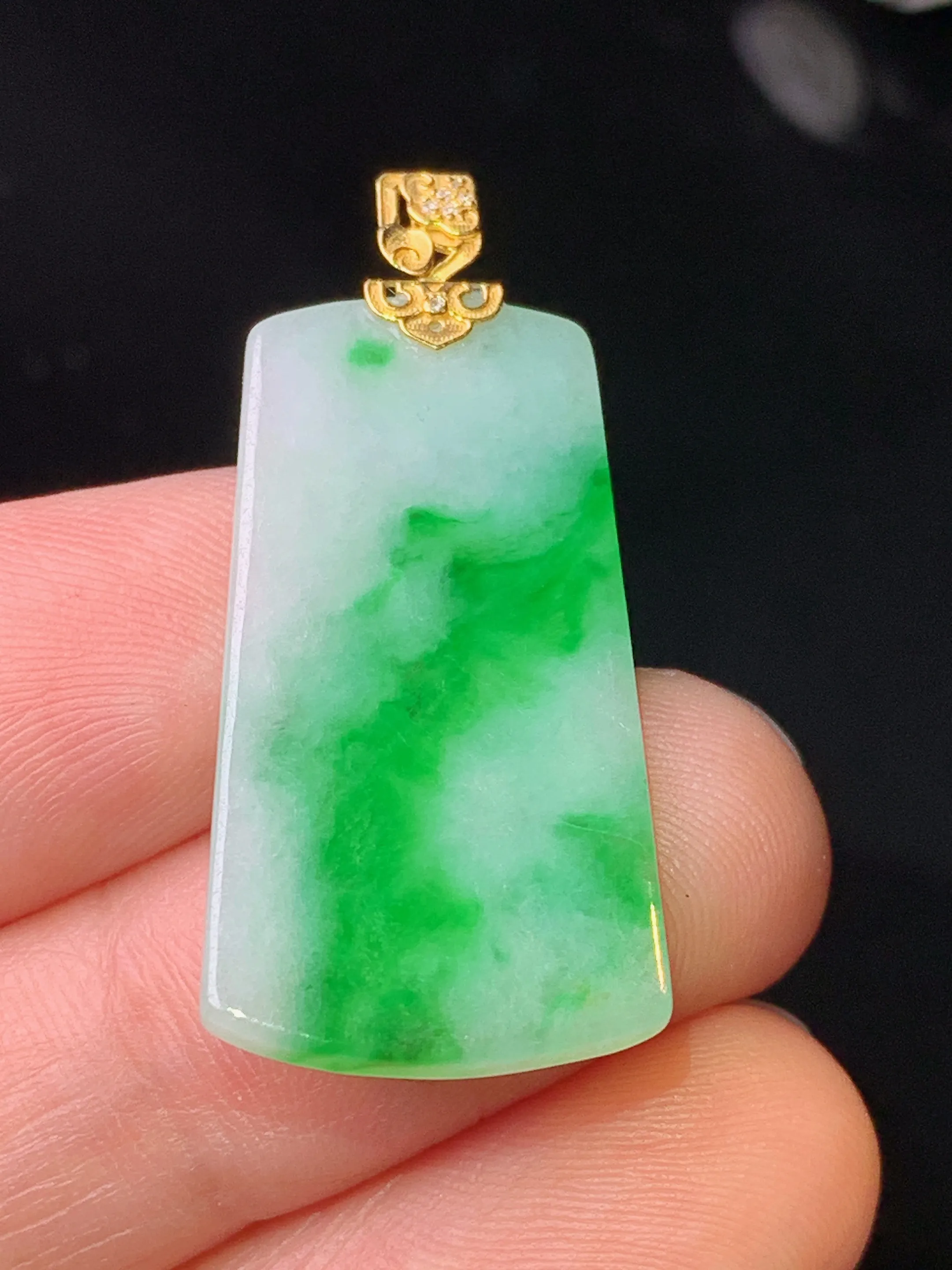 18k金镶嵌飘绿无事牌吊坠 玉质细腻 色泽清新艳丽 整体尺寸33.3*15*2.2