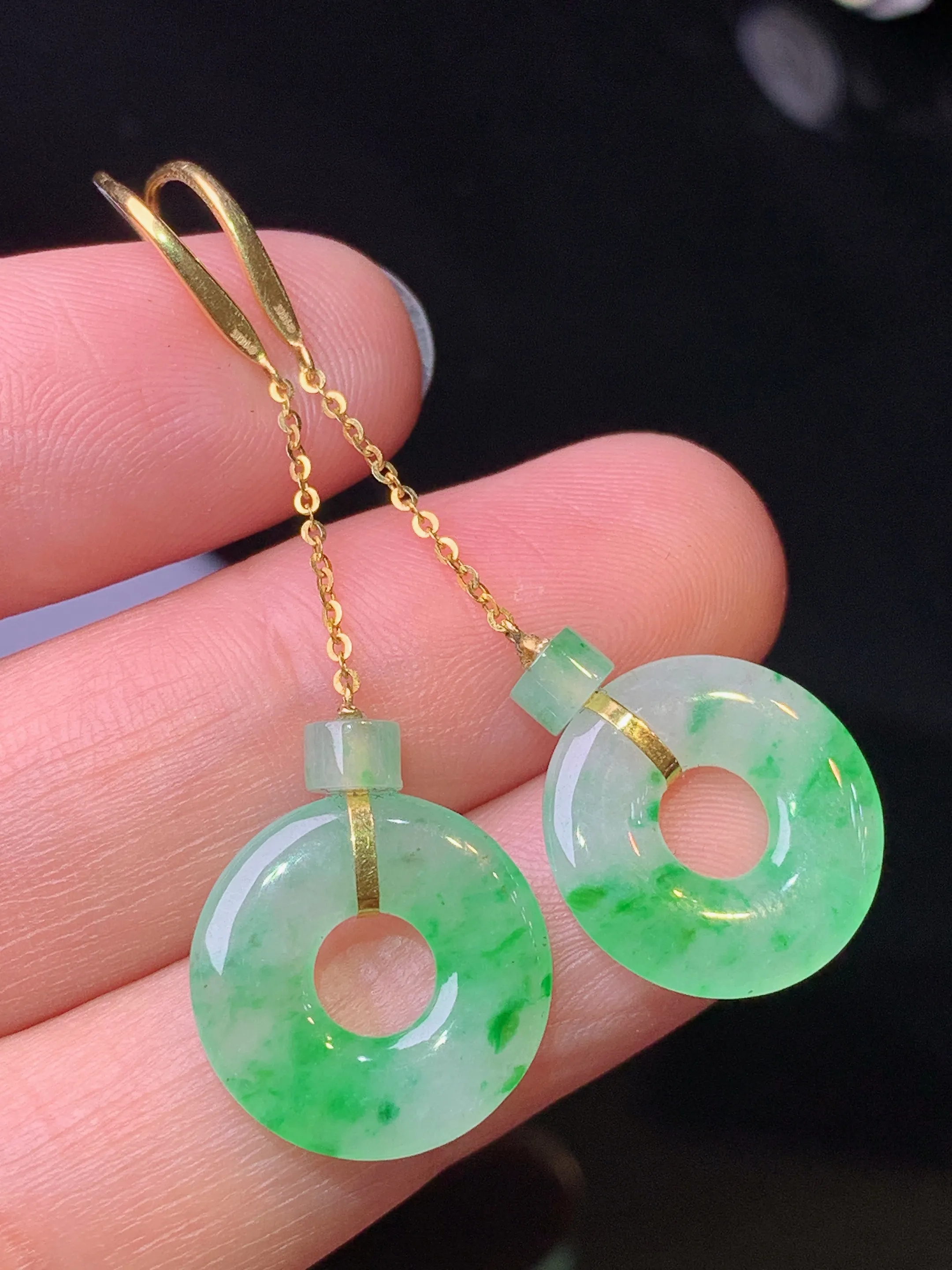 18k金镶嵌飘绿平安环耳坠 玉质细腻 色泽清新艳丽 整体尺寸44.6*14.7*2.5